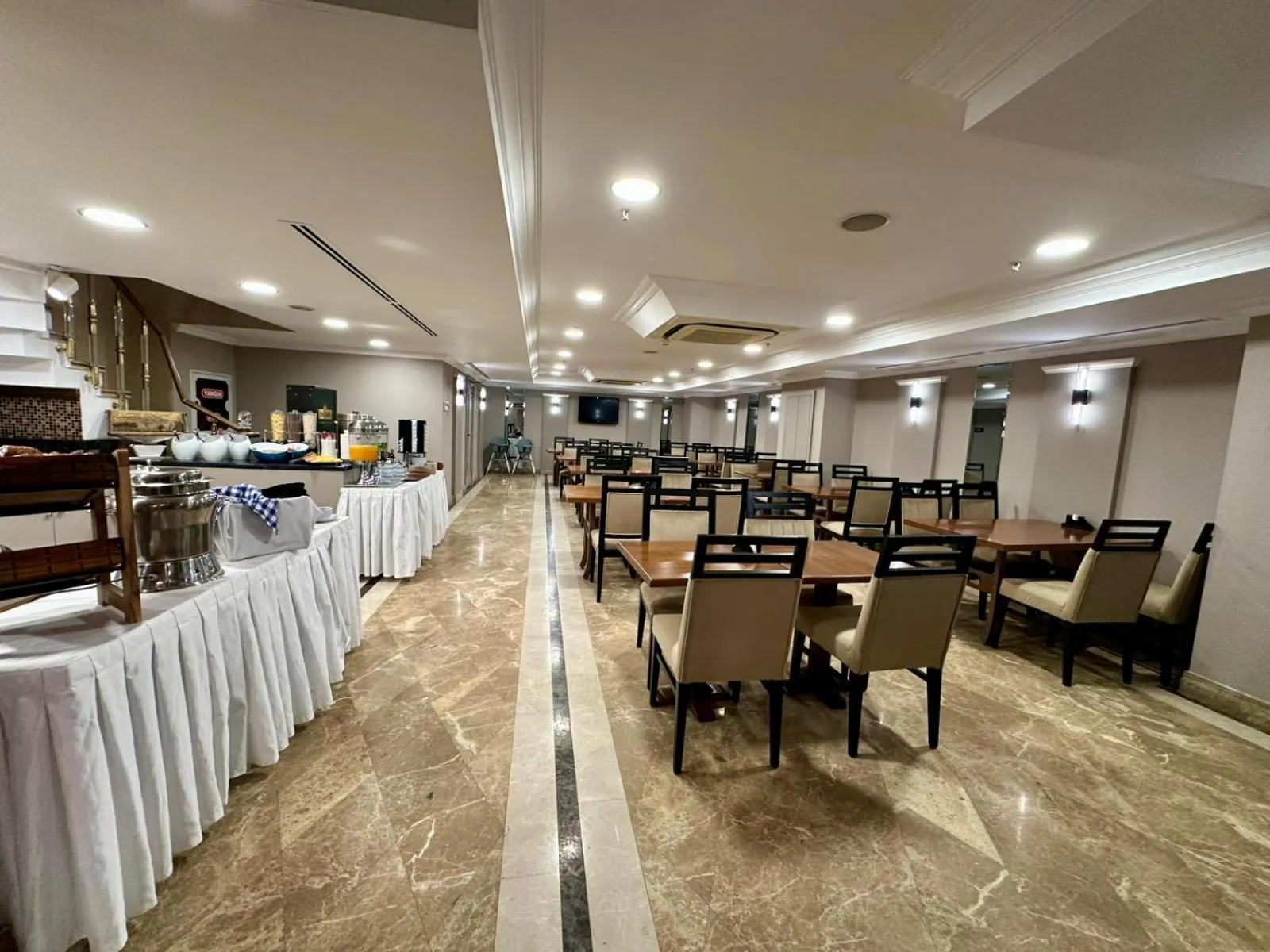 Restaurant/places to eat in Aven Hotel