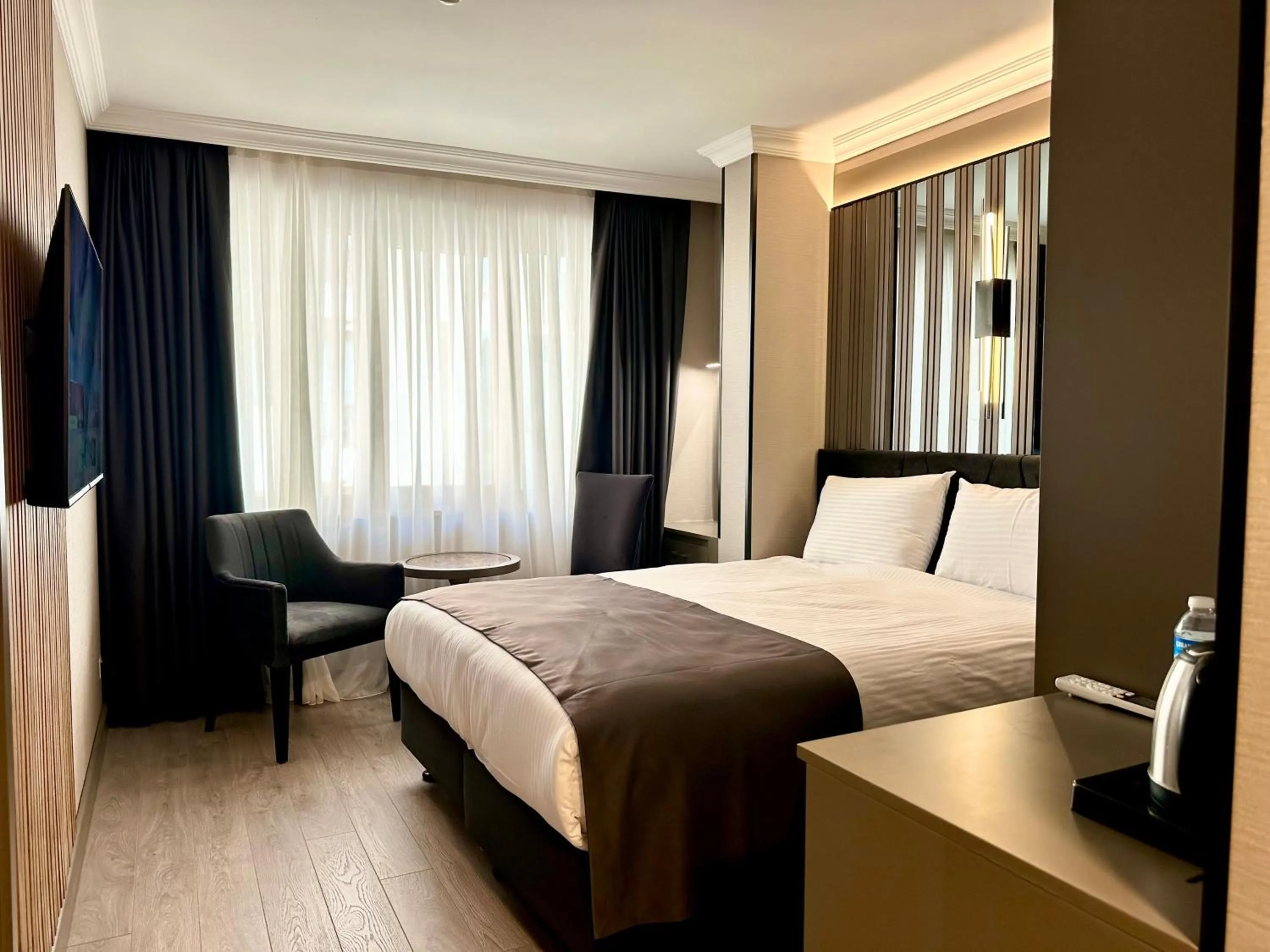 Photo of the whole room, Bed in Aven Hotel