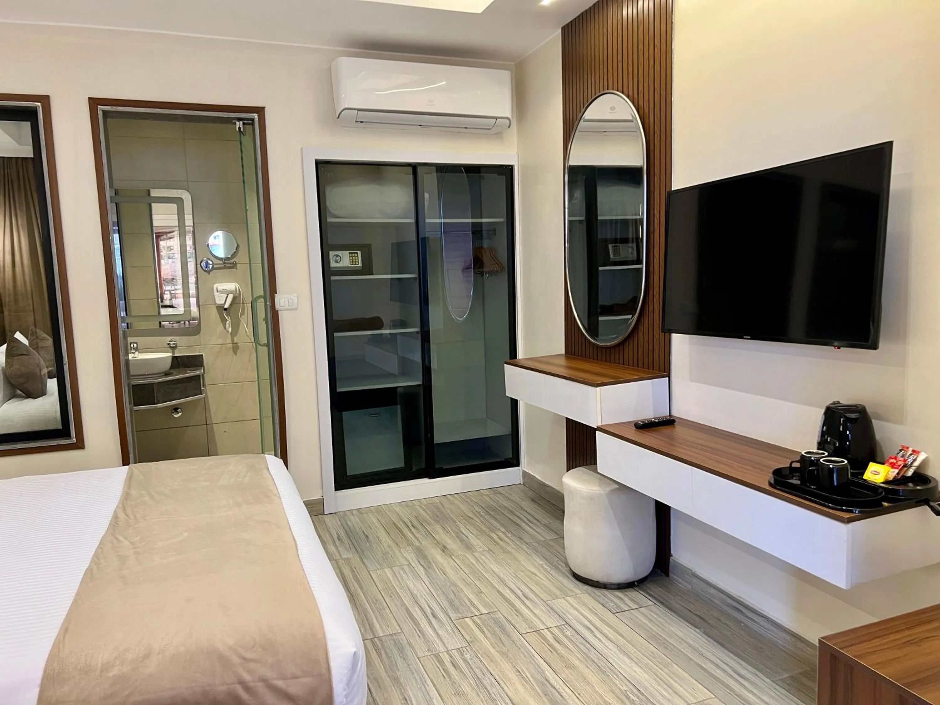 wardrobe, Bed in XU San Stefano Hotel Alexandria