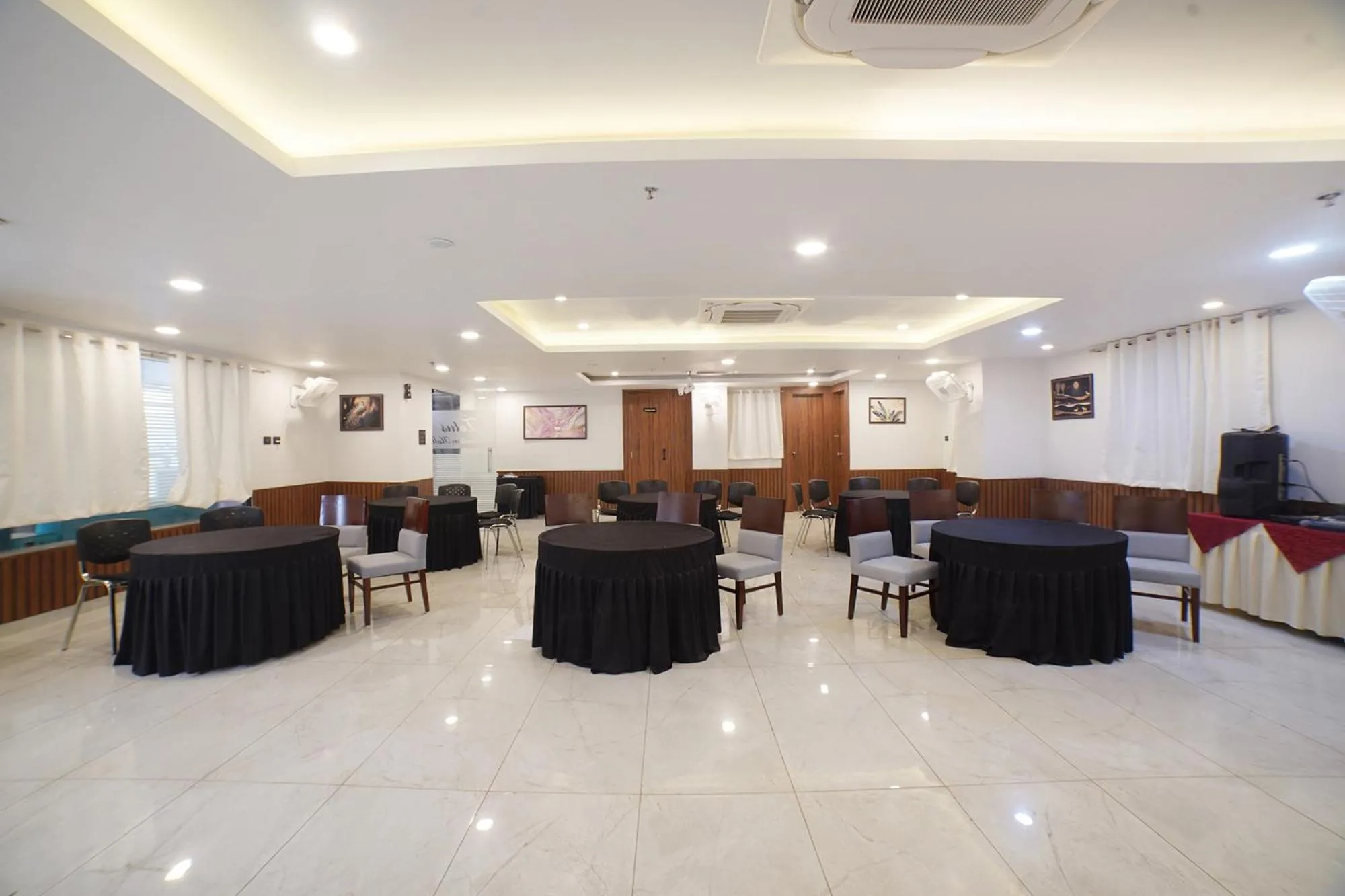 Restaurant/places to eat in FabHotel Bliss Residency