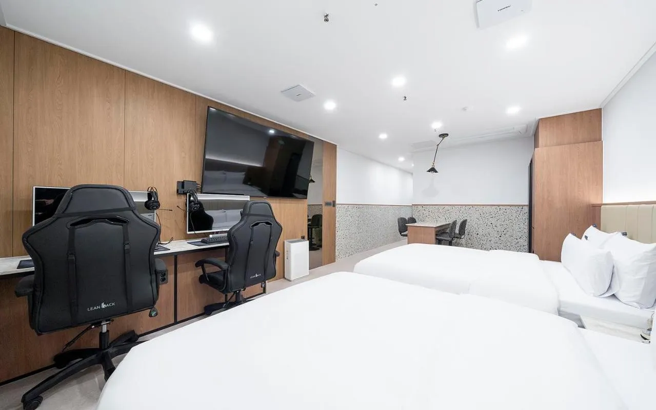 TV and multimedia, Bed in Rosy Hotel