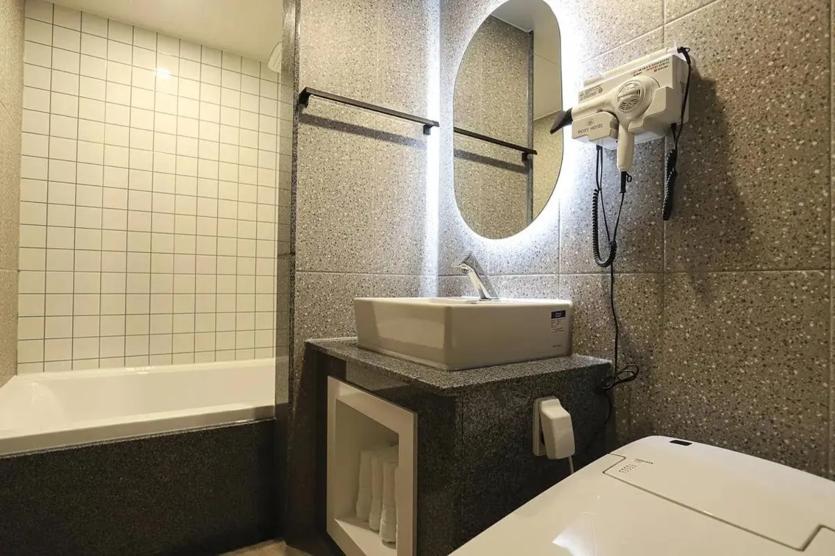 Shower in Rosy Hotel