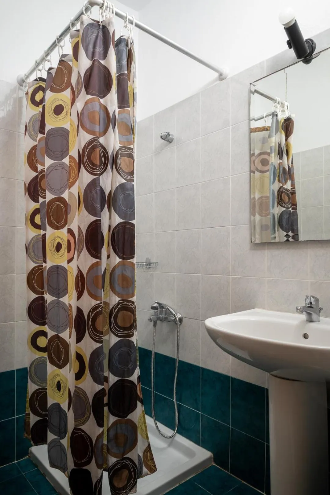 Shower in Triantafillas Suites