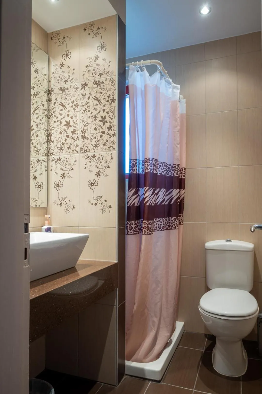 Shower in Triantafillas Suites