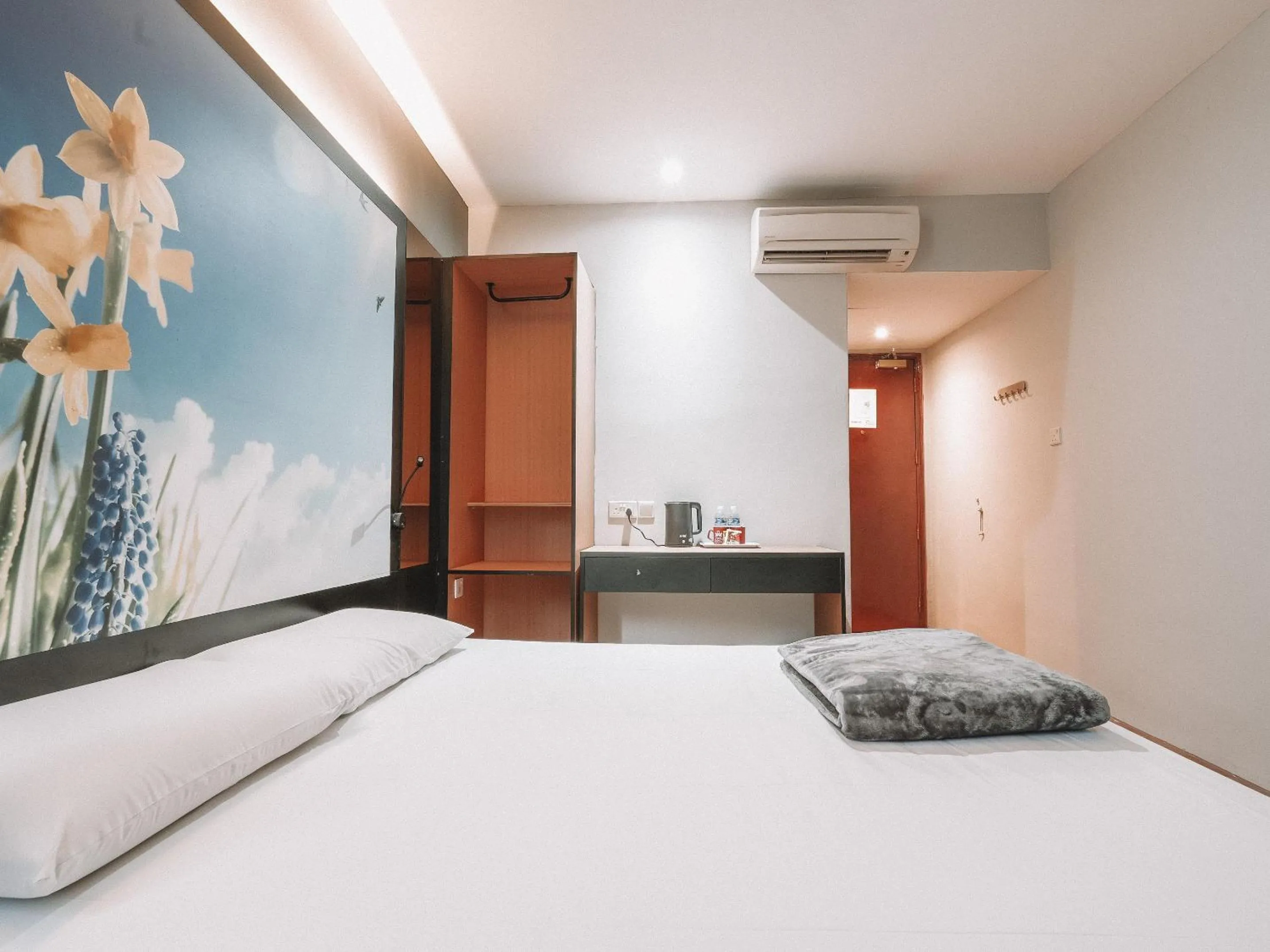 Bed in Hi Hotel Dot, 11Hrs, Stay from 10PM to 9AM