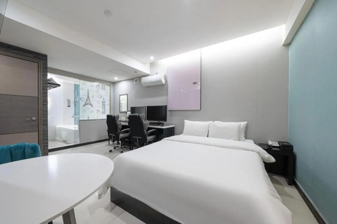 Bed in Good Time Hotel