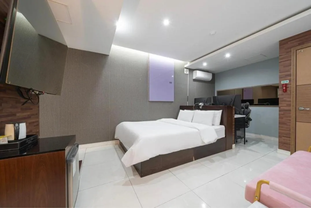 Bed in Good Time Hotel