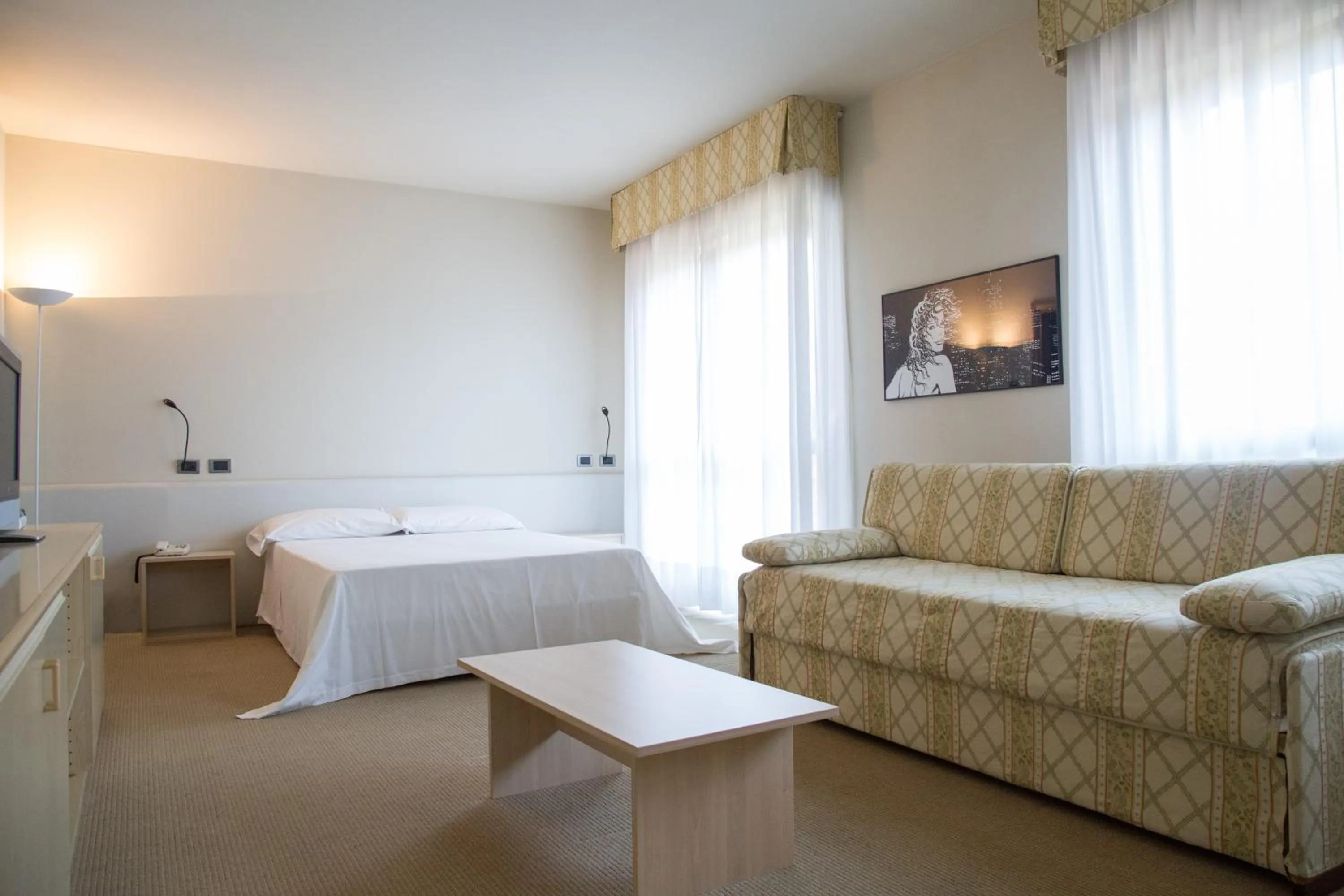 Living room, Bed in Brianteo Hotel Residence and Restaurant