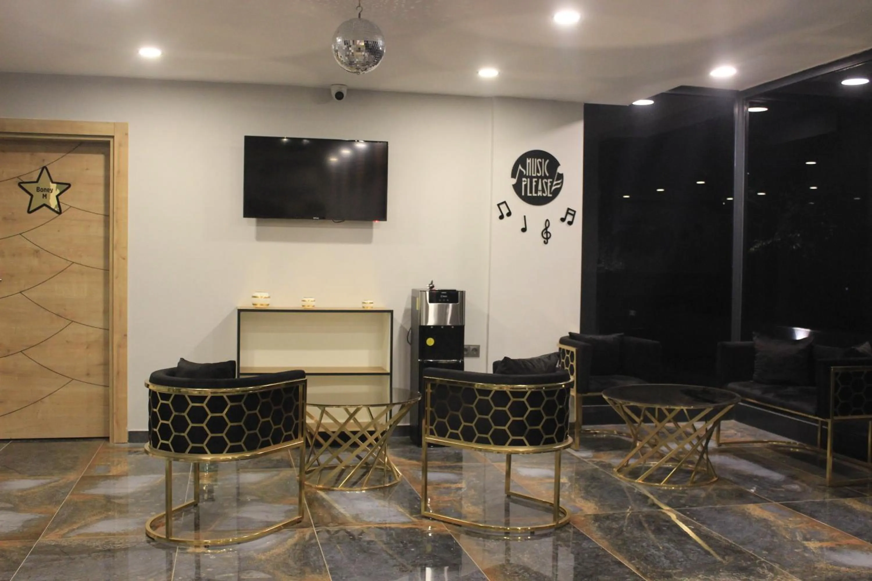 TV and multimedia in Retro Star Suites