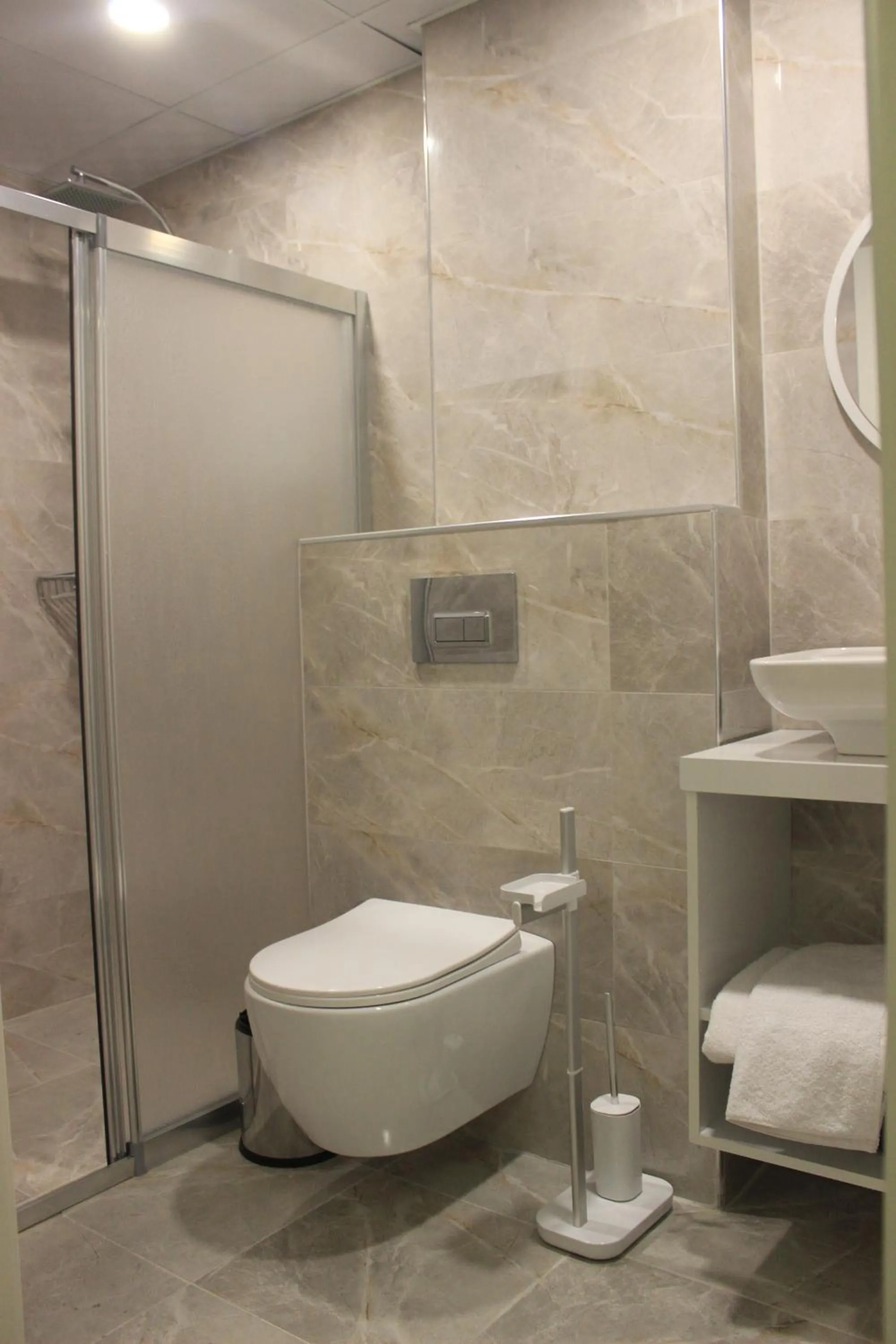 Shower in Retro Star Suites