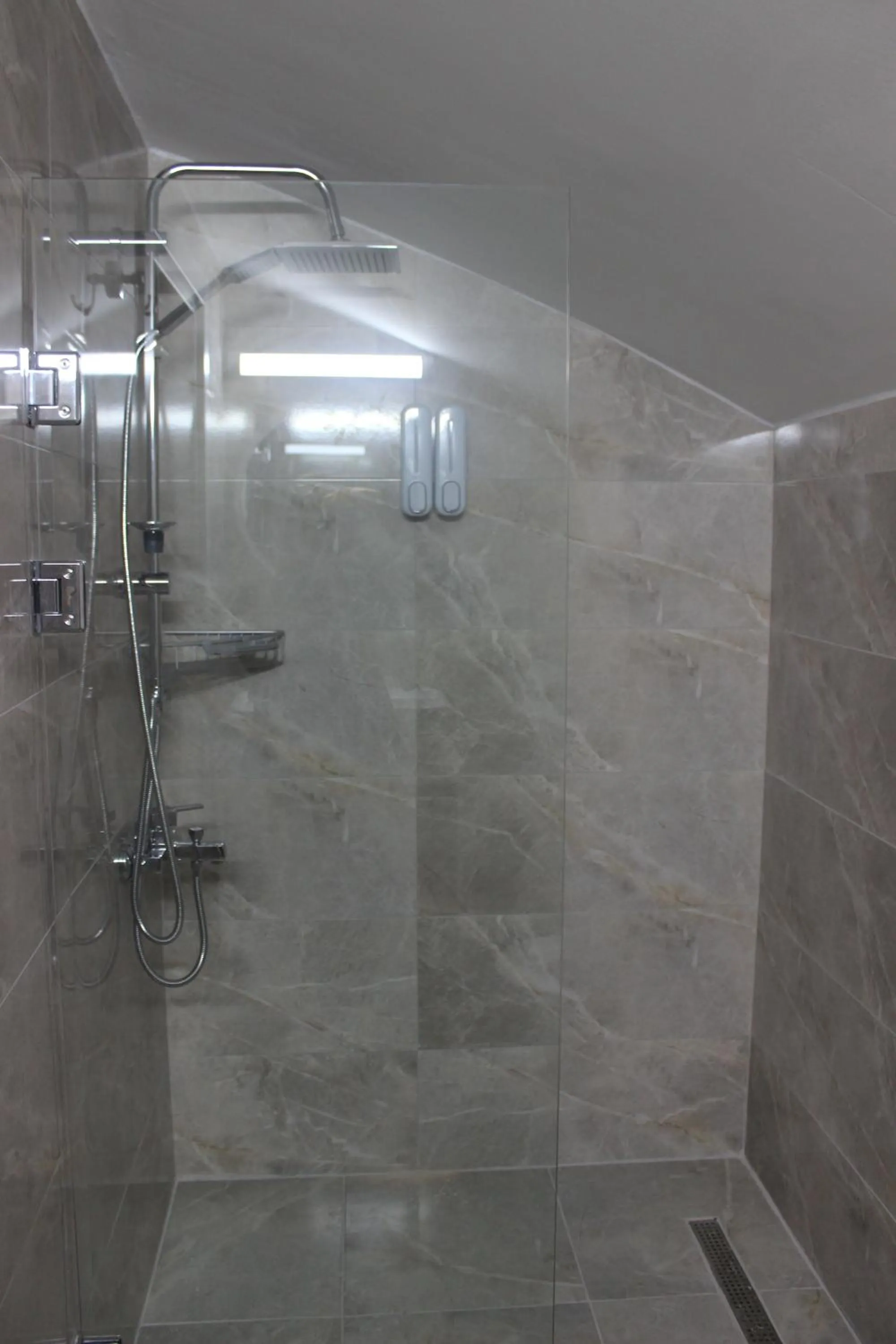 Shower in Retro Star Suites