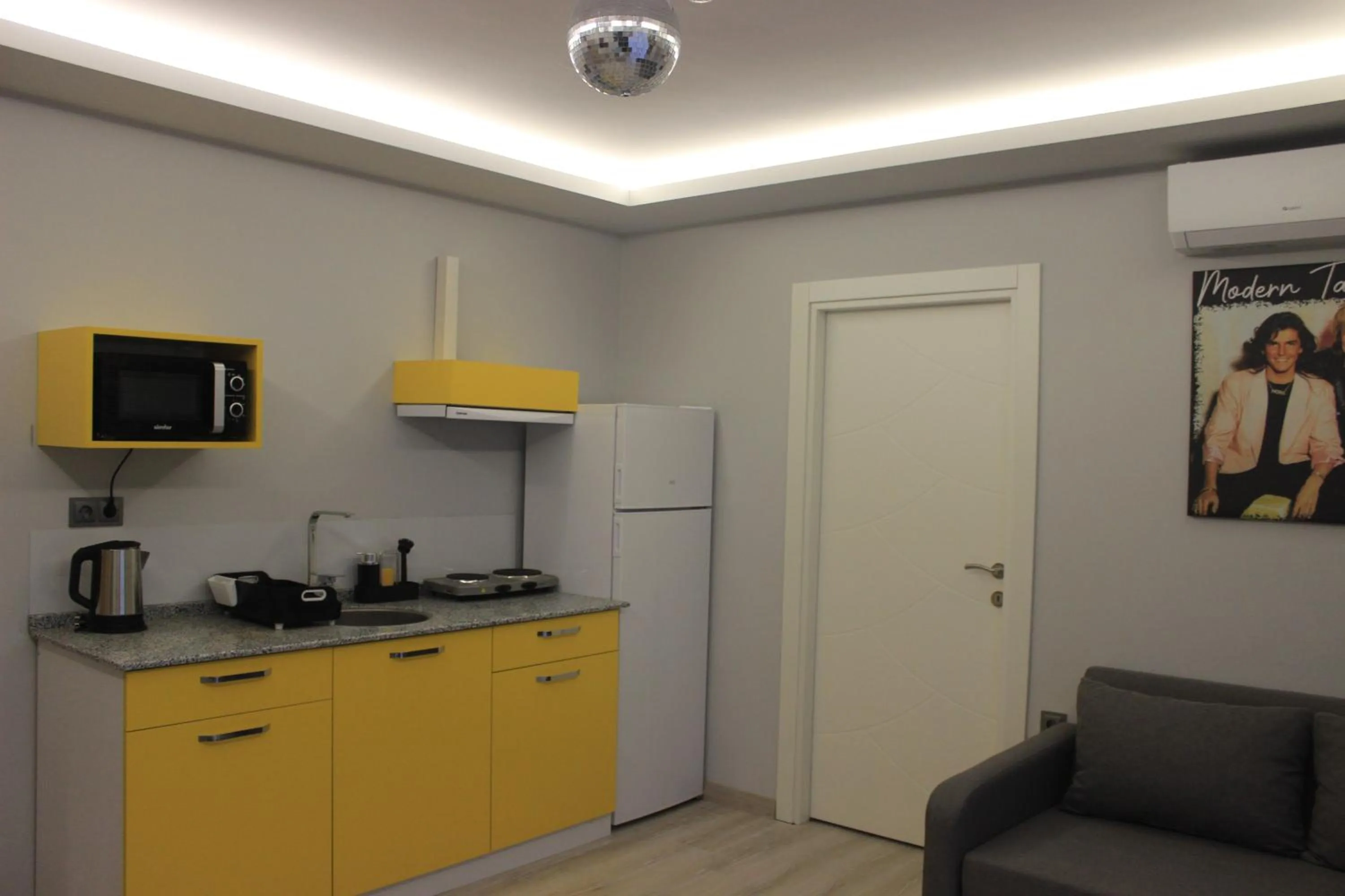 Kitchen or kitchenette in Retro Star Suites