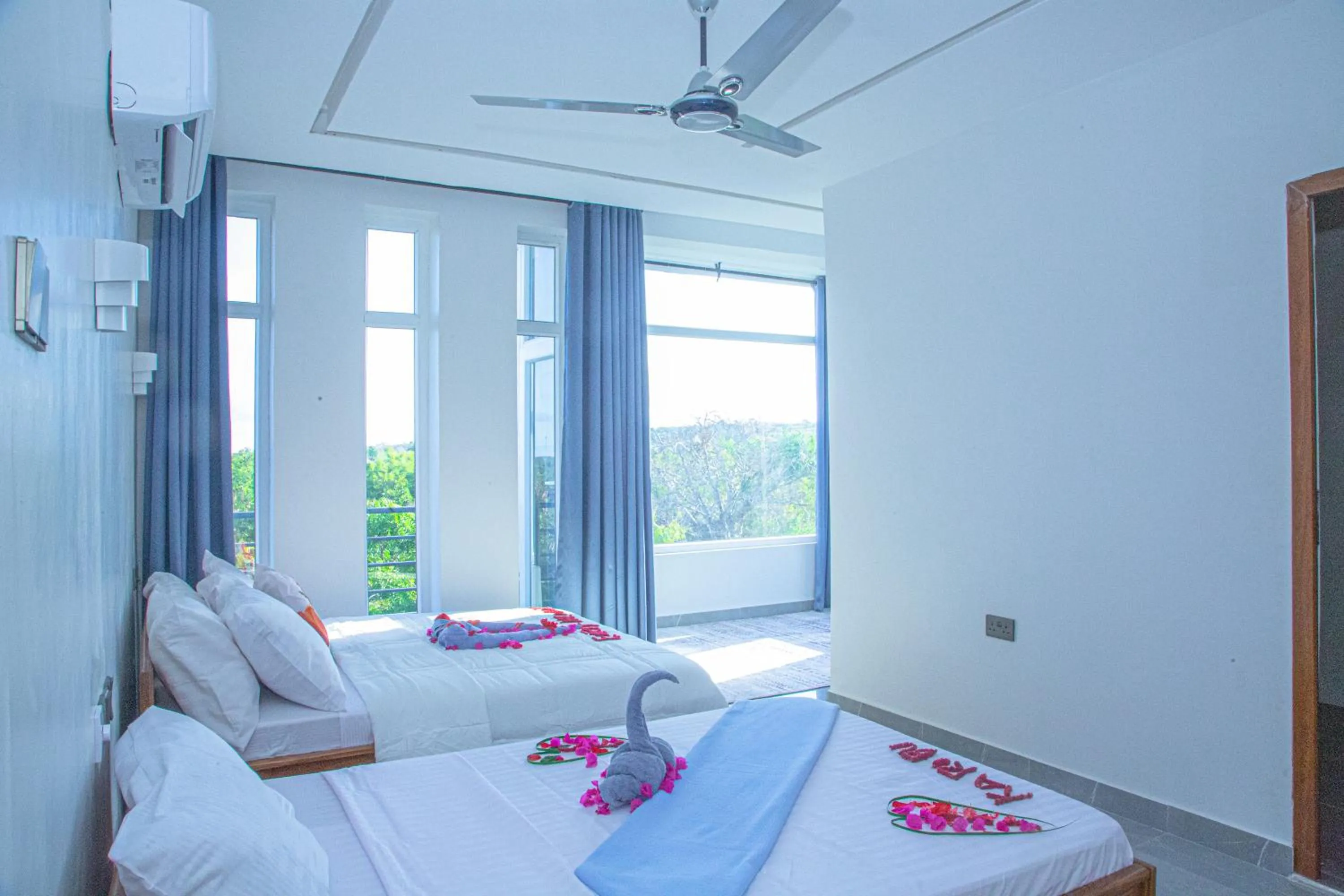 Photo of the whole room, Bed in Jazira Palace