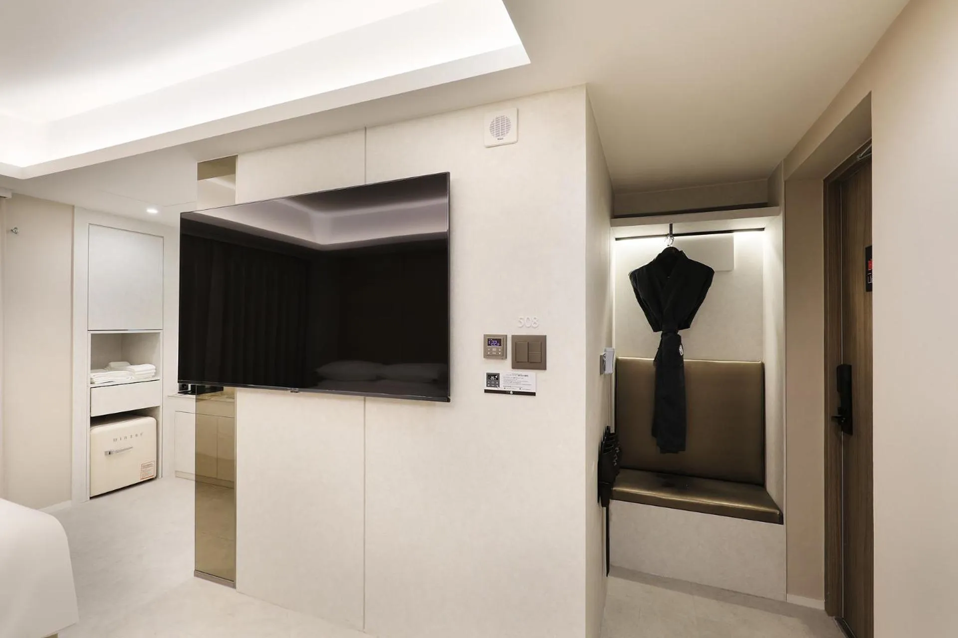 TV and multimedia in Seoul Inn Hotel by The Designers