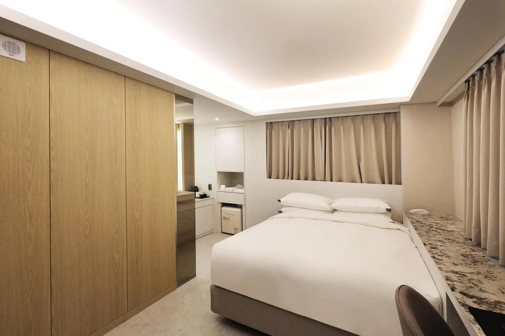 Bed in Seoul Inn Hotel by The Designers