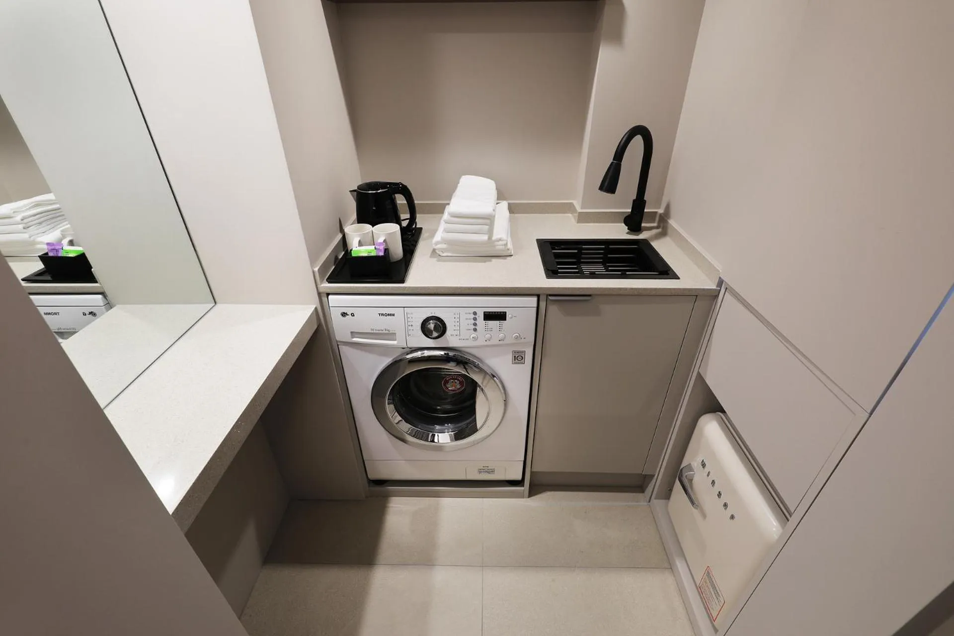 Kitchen or kitchenette in Seoul Inn Hotel by The Designers