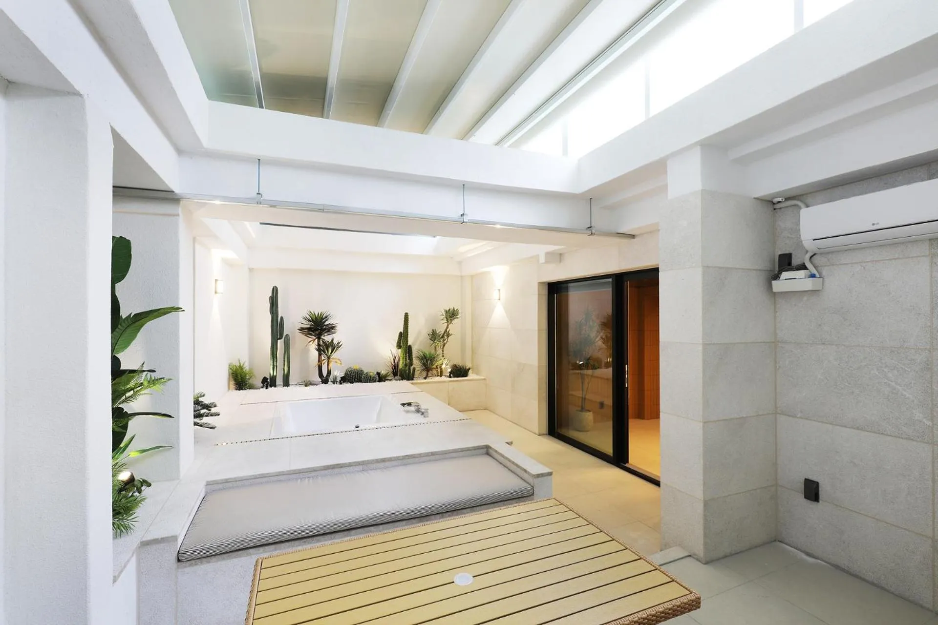 Photo of the whole room, Bed in Seoul Inn Hotel by The Designers