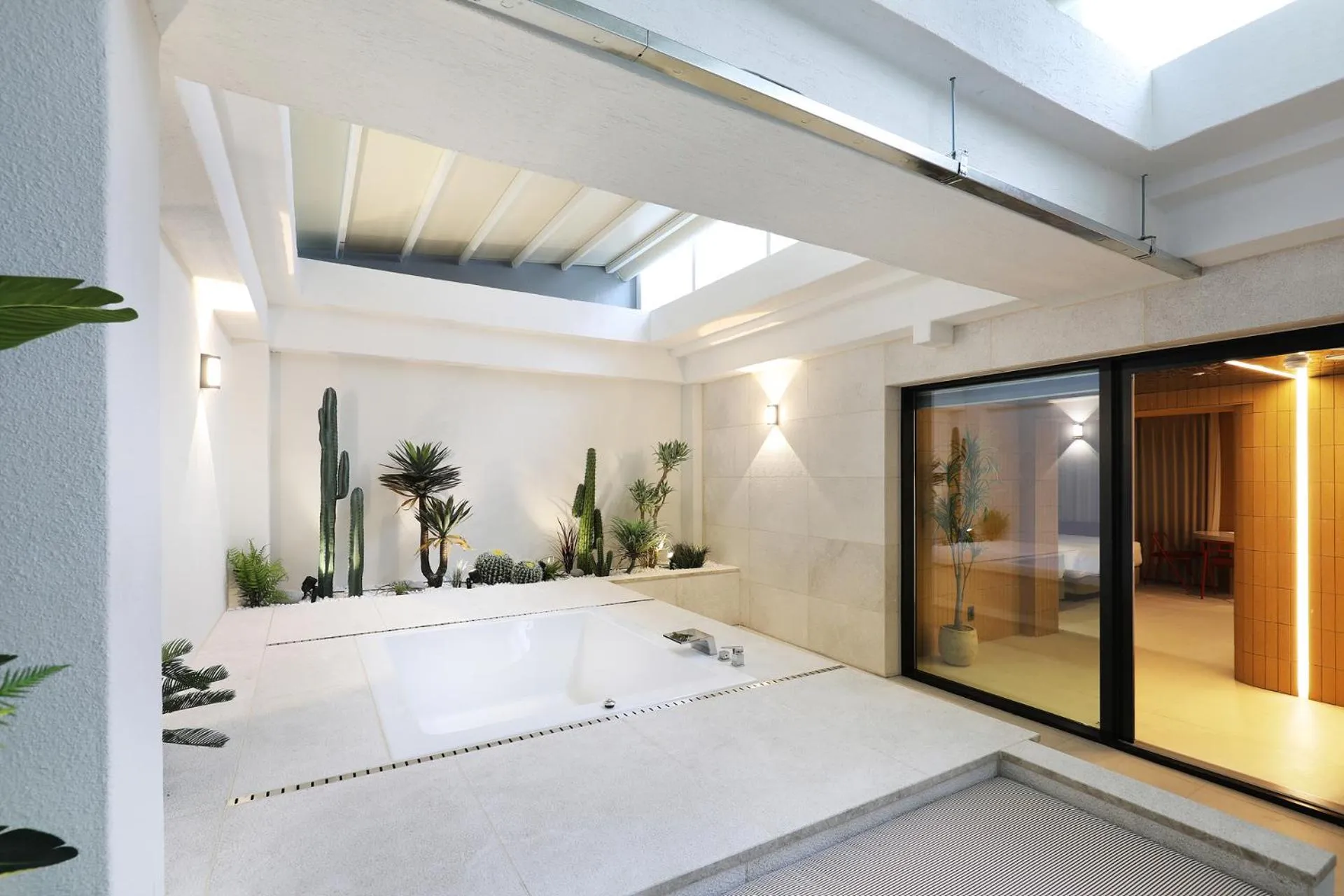 Photo of the whole room, Bed in Seoul Inn Hotel by The Designers