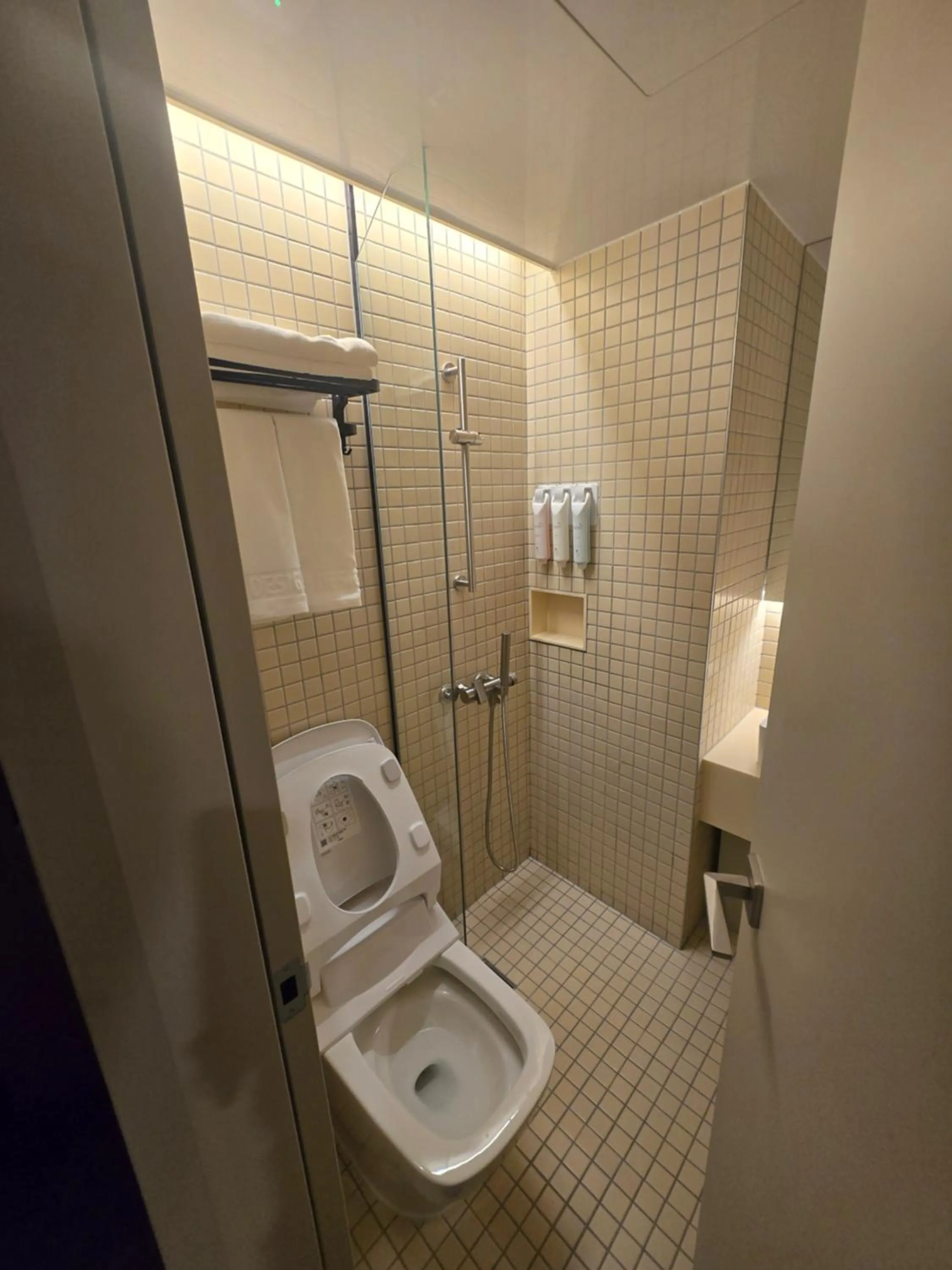 Toilet in Seoul Inn Hotel by The Designers