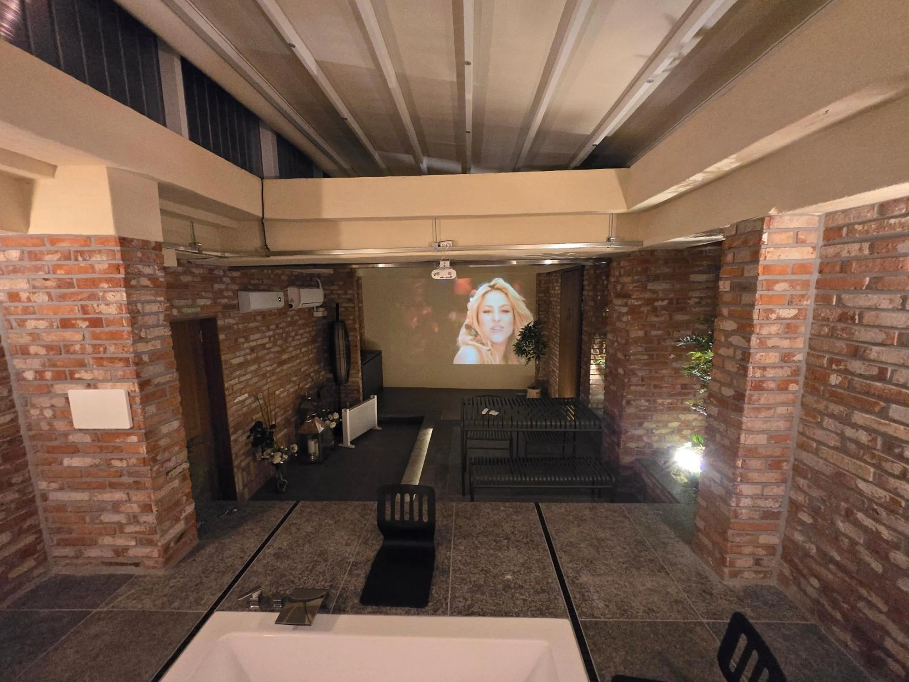 TV and multimedia in Seoul Inn Hotel by The Designers