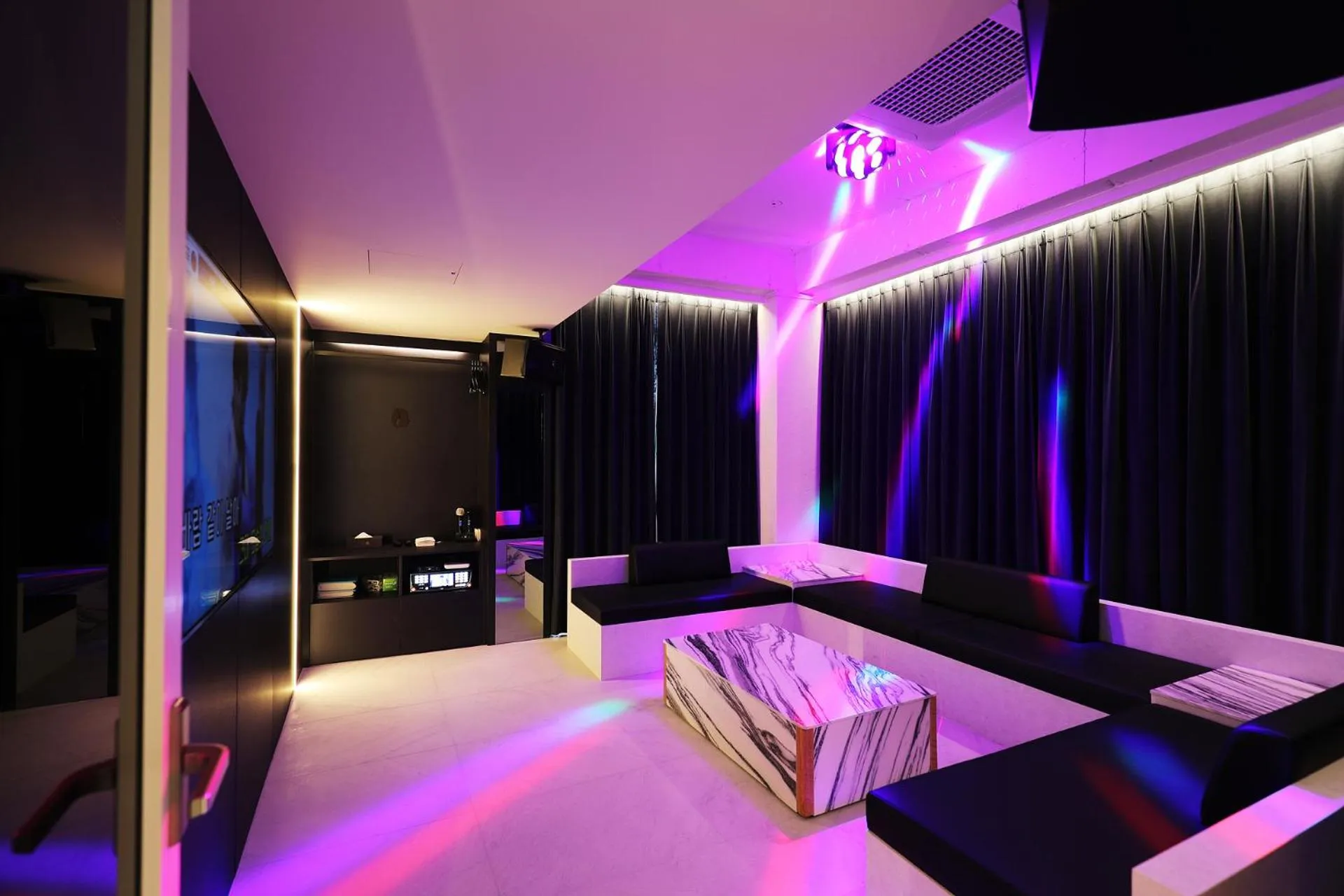 TV and multimedia, Bed in Seoul Inn Hotel by The Designers