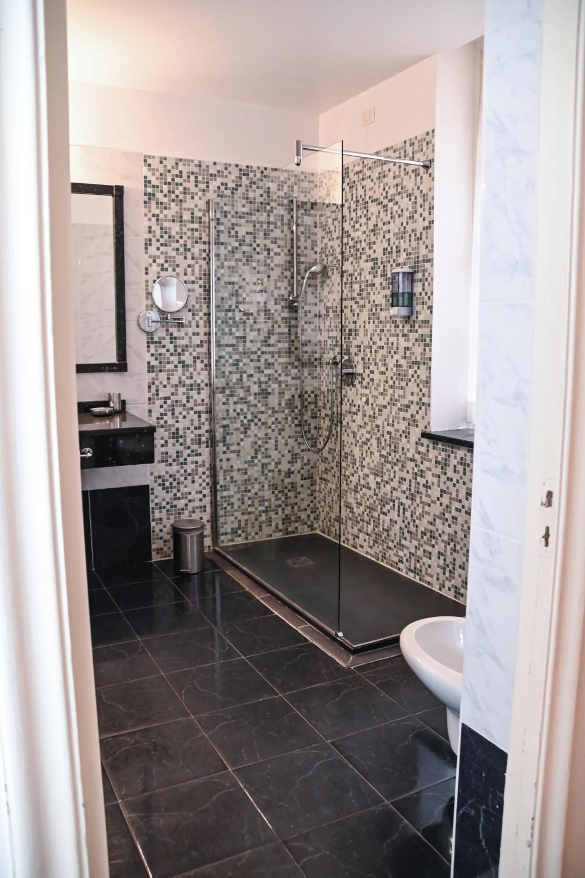 Shower in Villa Imperiale Hotel