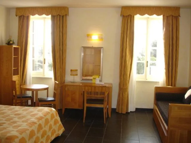 Living room, Bed in Villa Imperiale Hotel