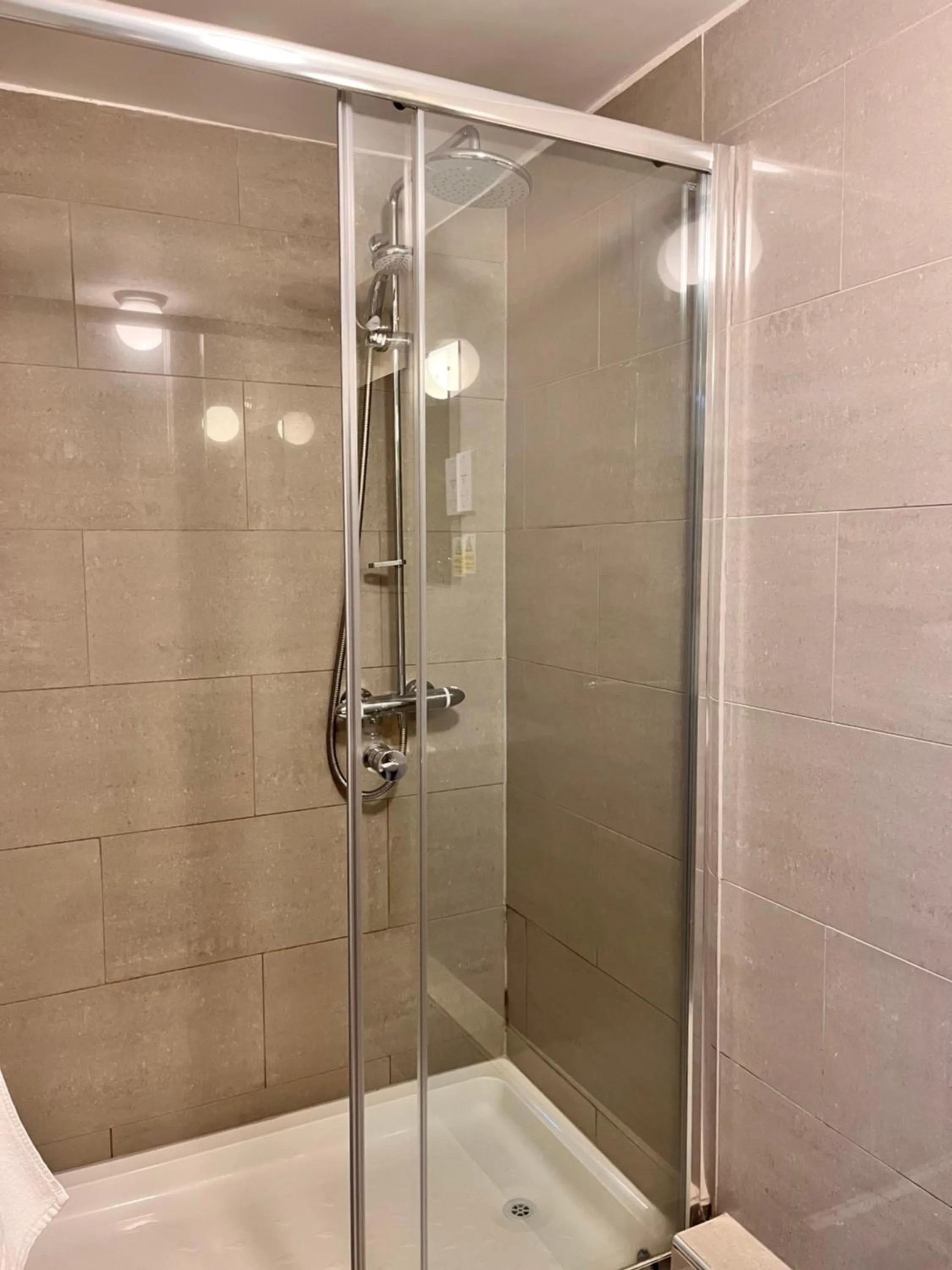 Shower in The Mountford Hotel - Free Parking