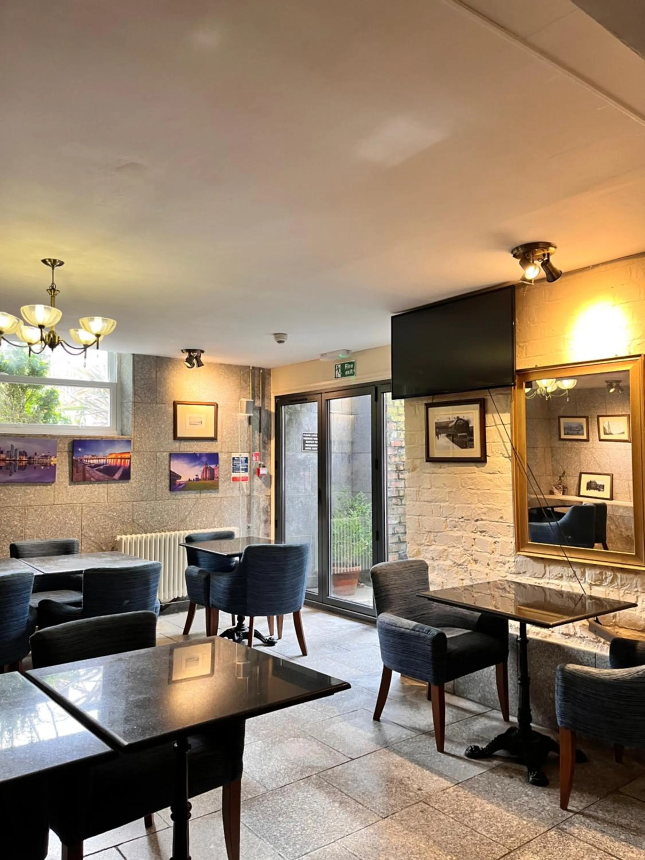 Dining area in The Mountford Hotel - Free Parking
