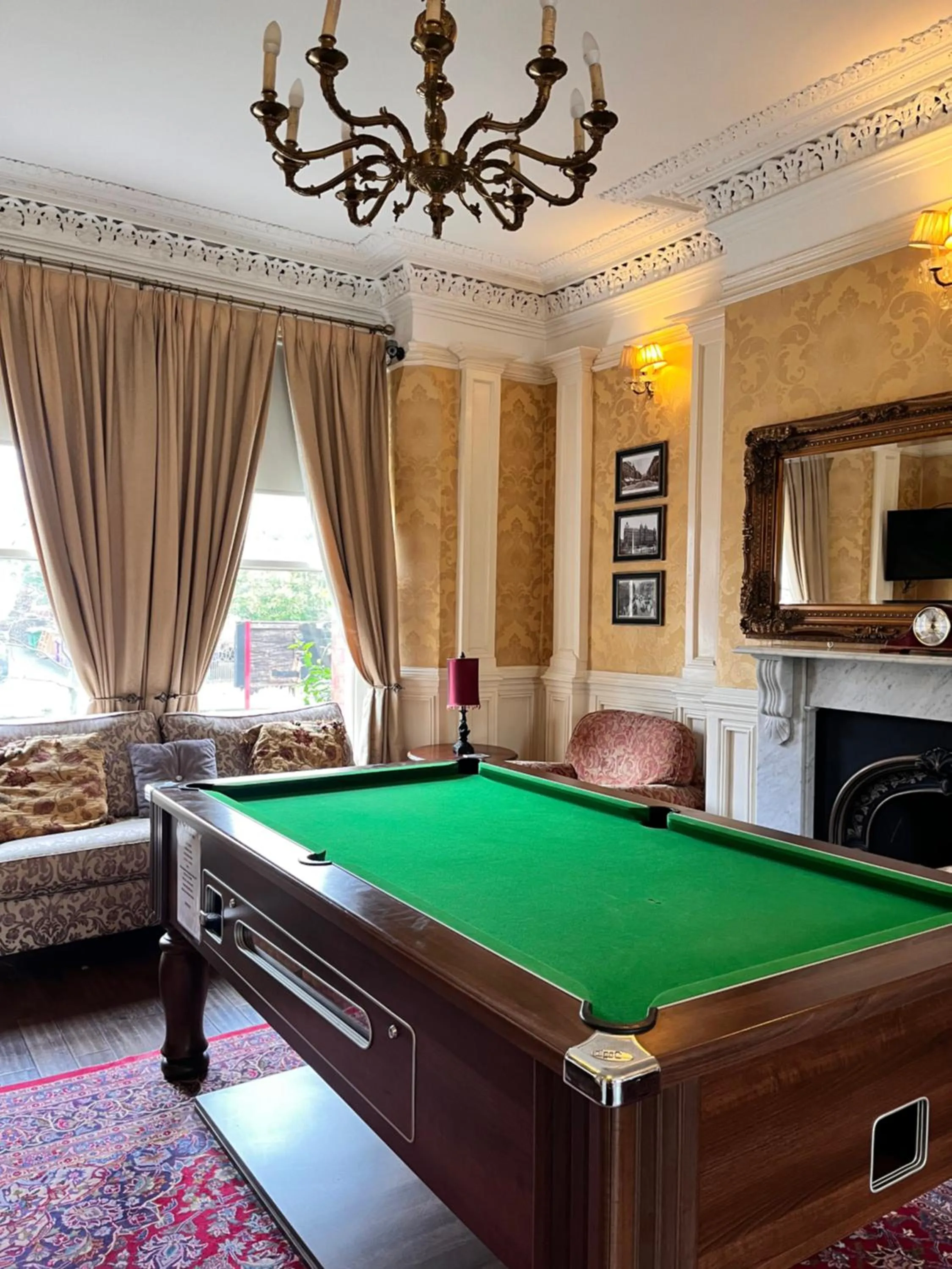 Billiard in The Mountford Hotel - Free Parking