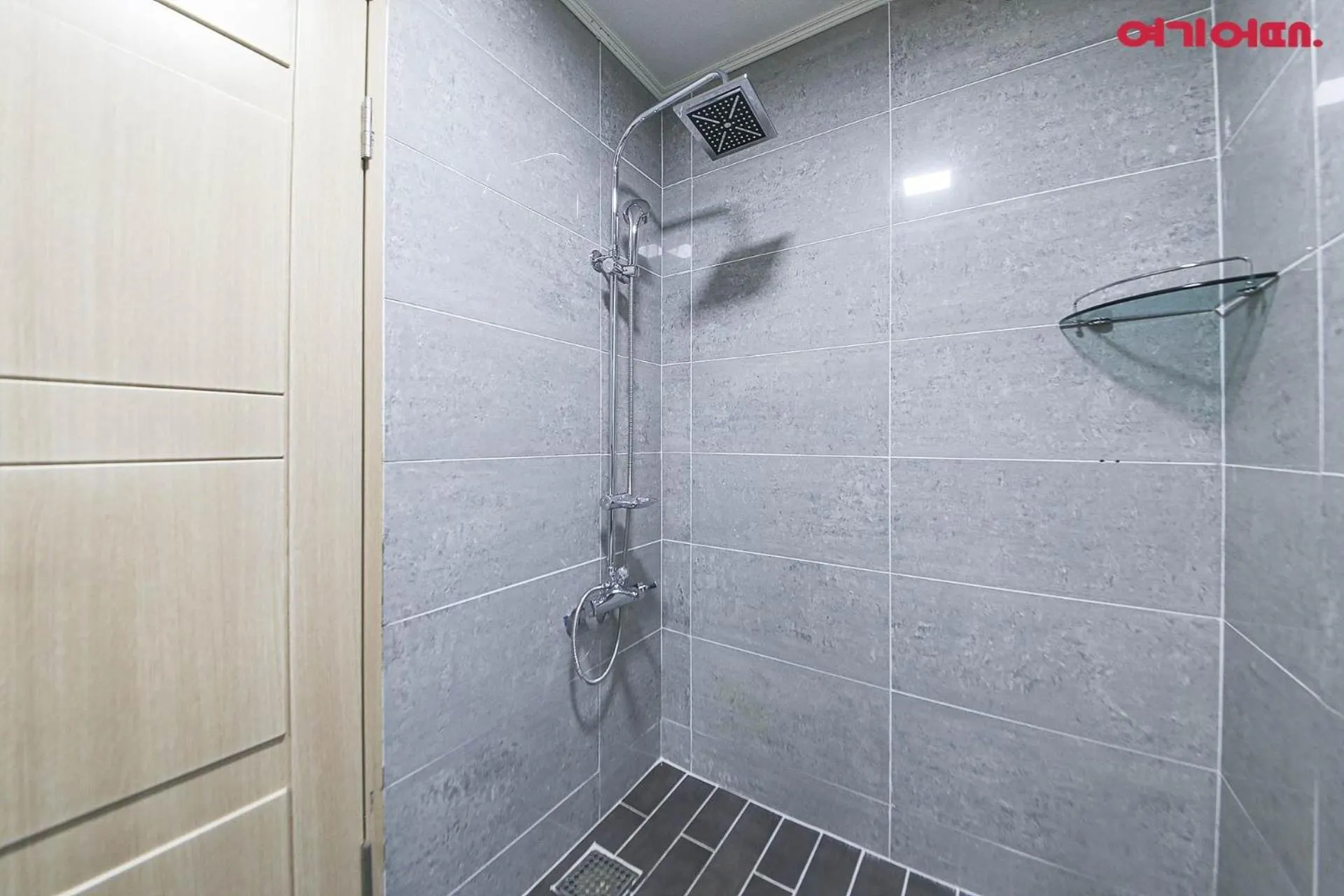 Shower in BOBOS Hotel