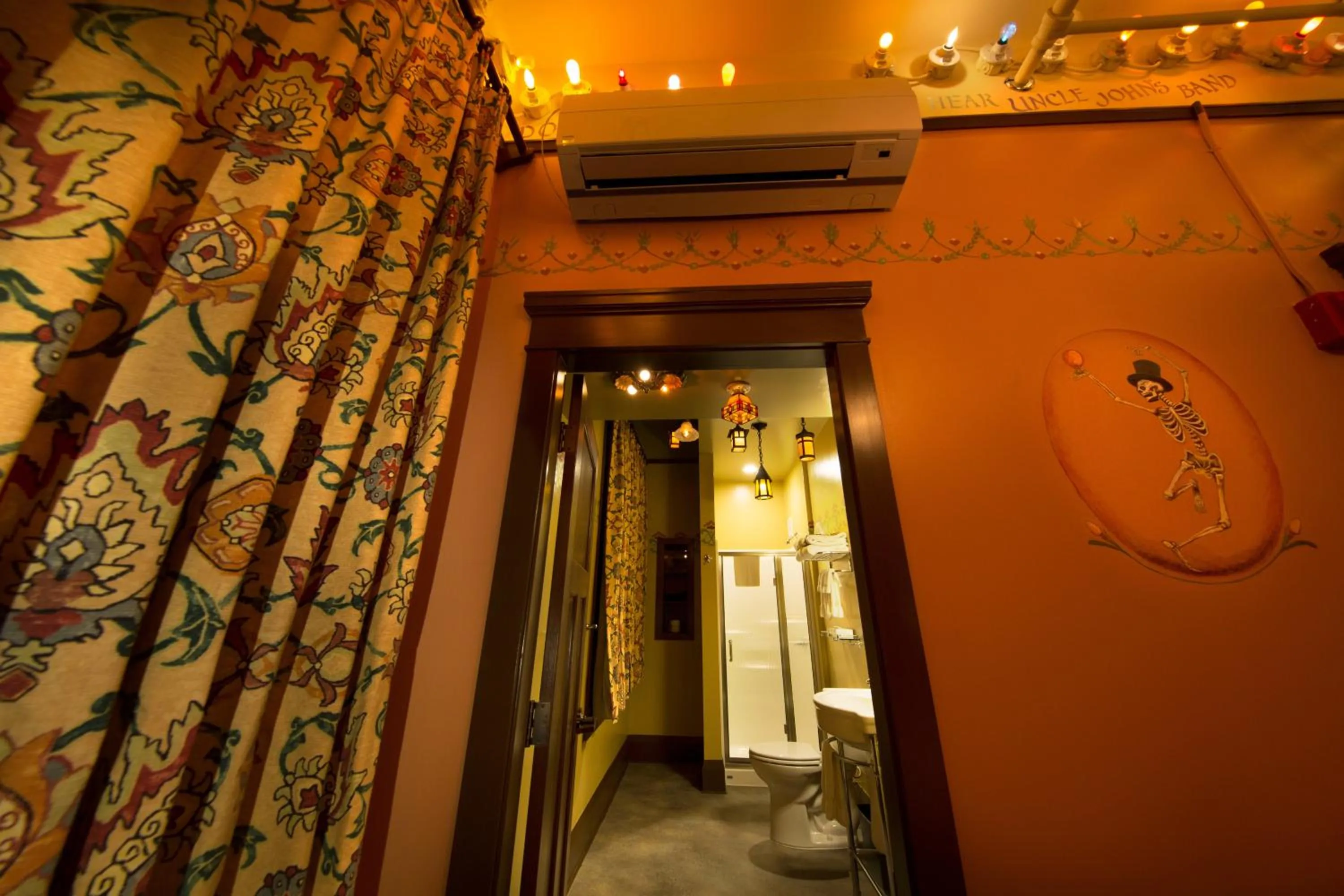 Bedroom in McMenamins Grand Lodge