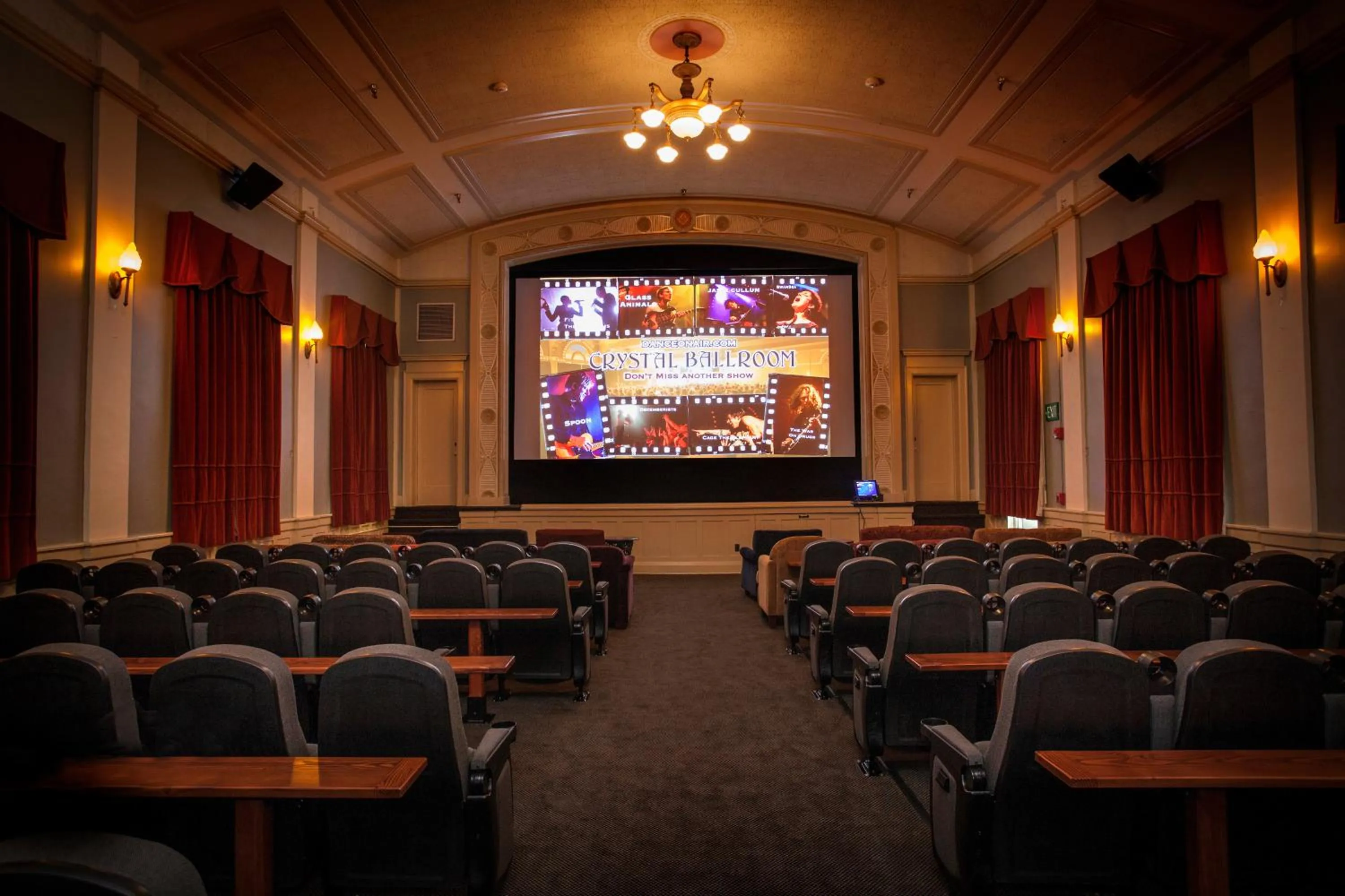 Evening entertainment in McMenamins Grand Lodge