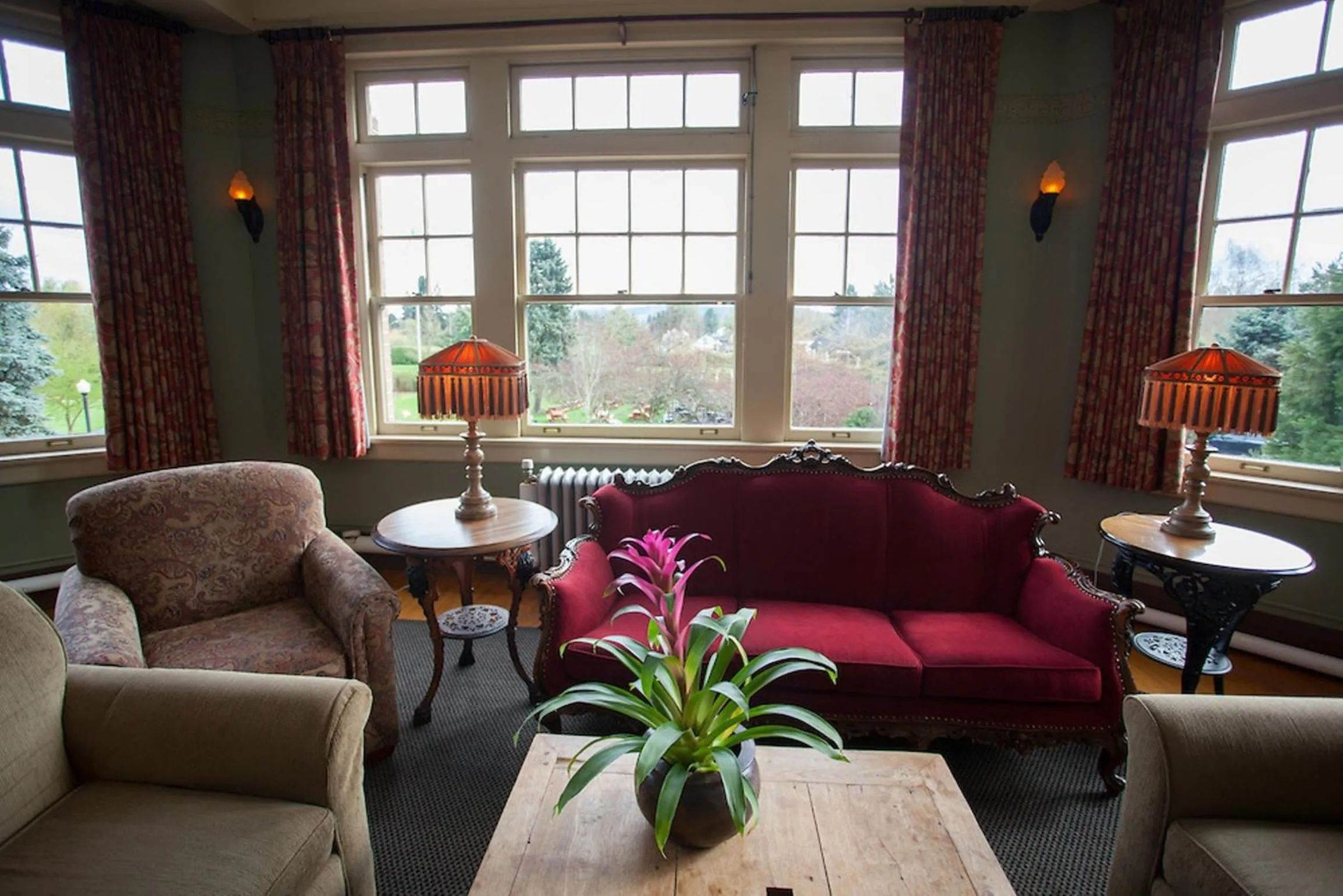 Communal lounge/ TV room in McMenamins Grand Lodge