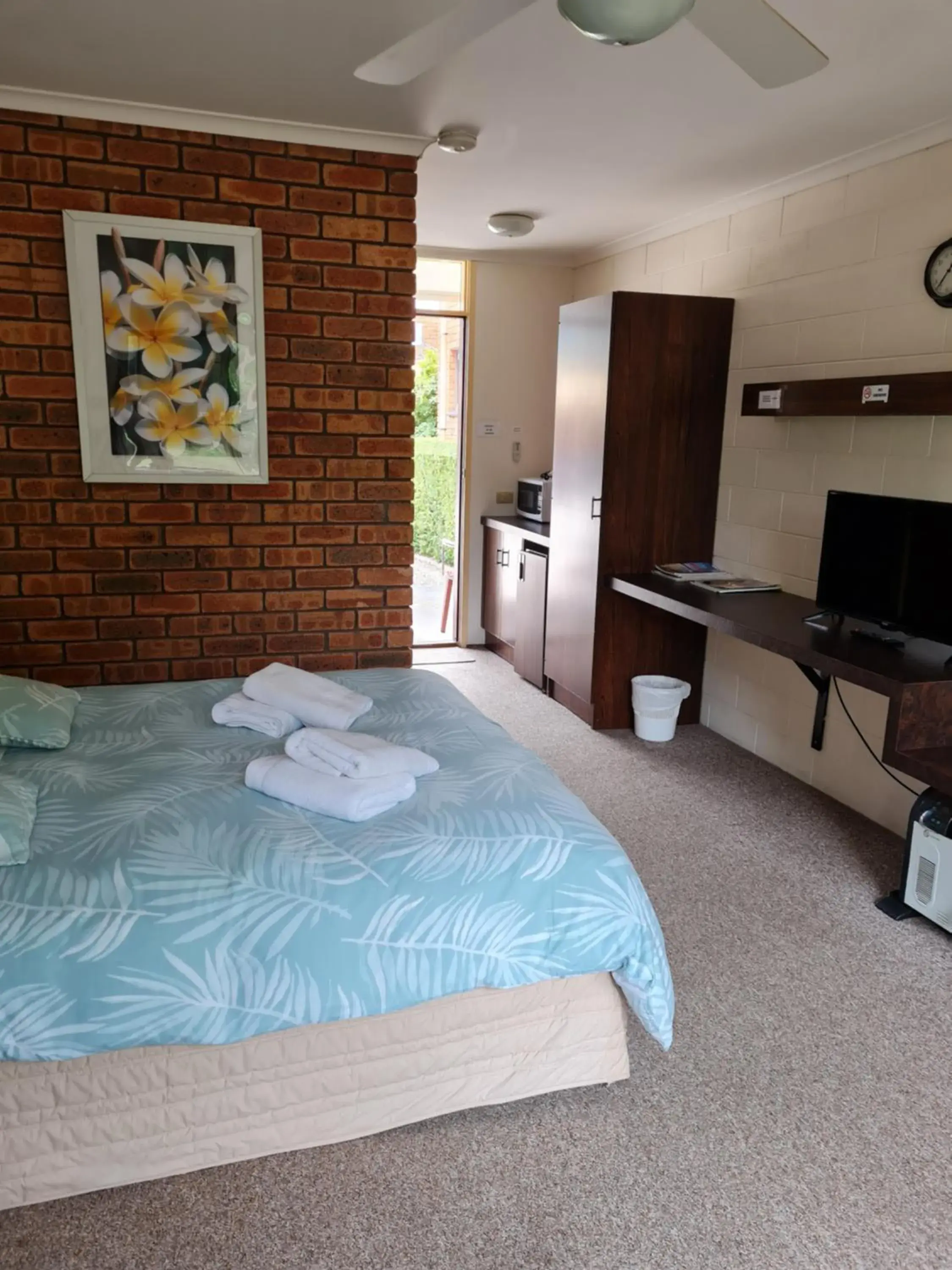 Budget Double Room in Toora Lodge Motel Budget Double Room in Toora Lodge Motel