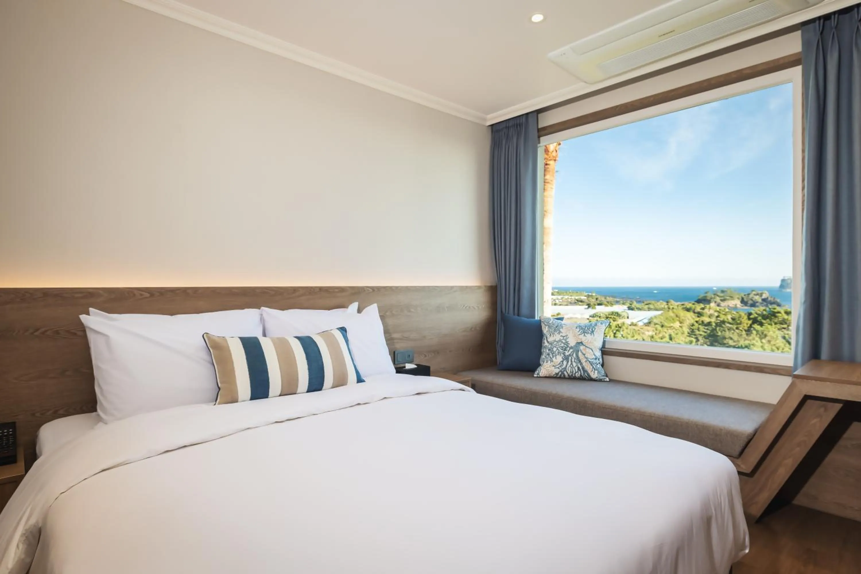 Sea view, Bed in Kensington Resort Seogwipo