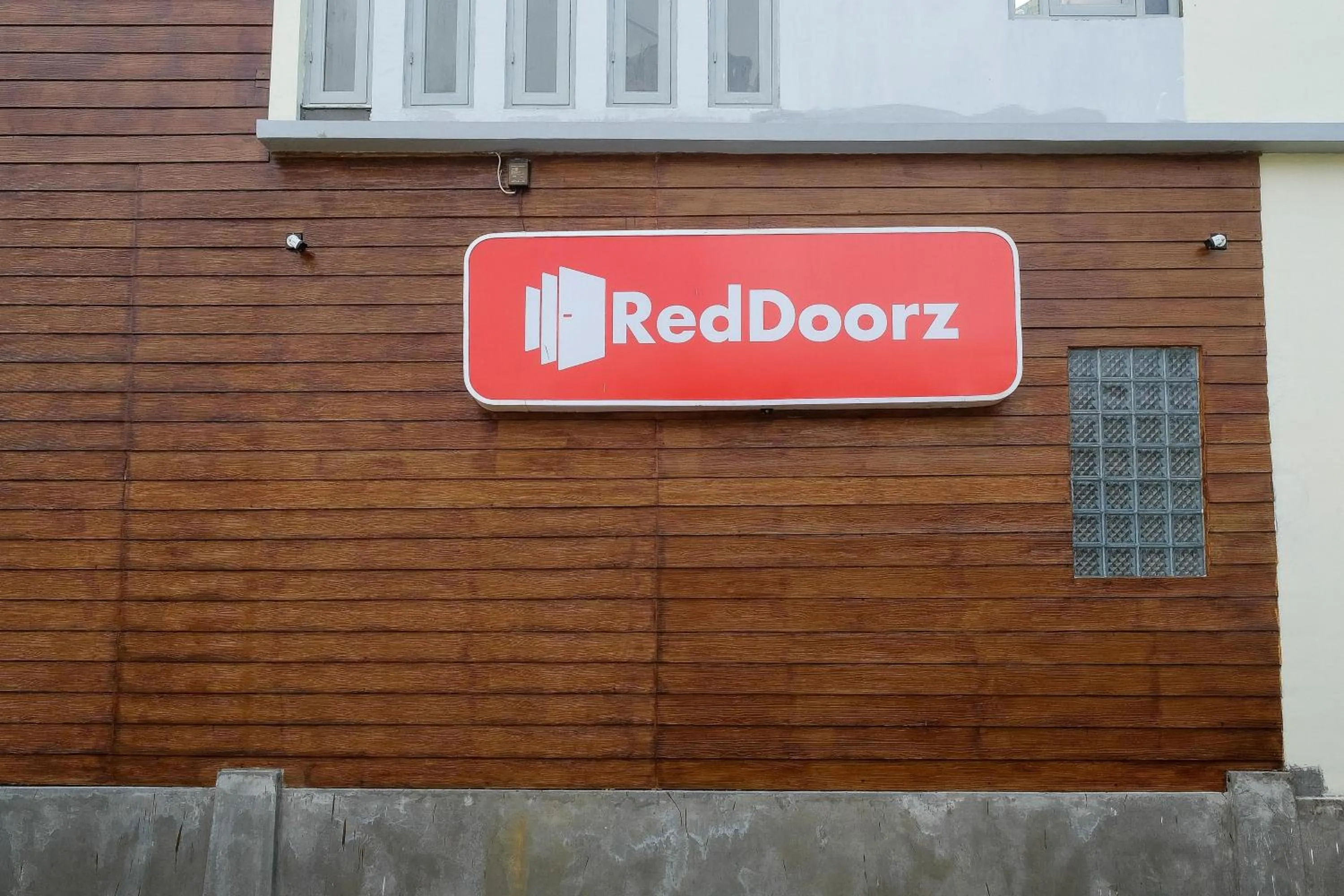 Logo/Certificate/Sign in RedDoorz near Exit Tol Pekalongan