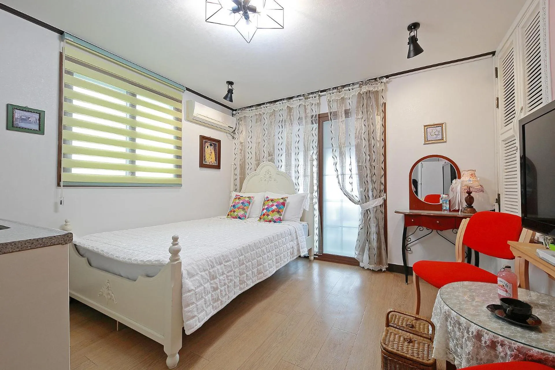 Decorative detail, Bed in Yejeon Pension