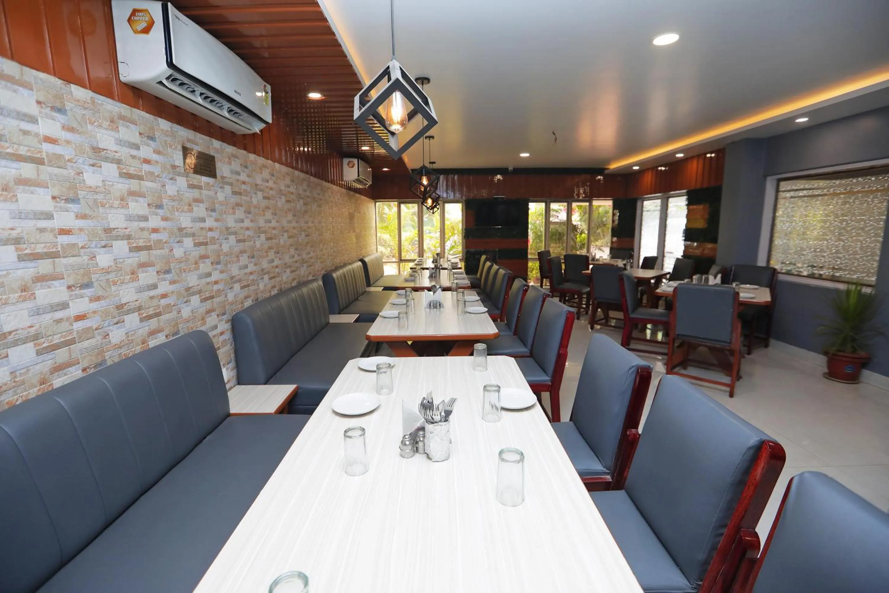 Restaurant/places to eat in Hotel Satkar