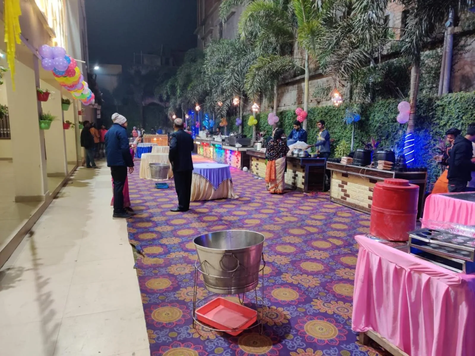 Restaurant/places to eat in Hotel Satkar