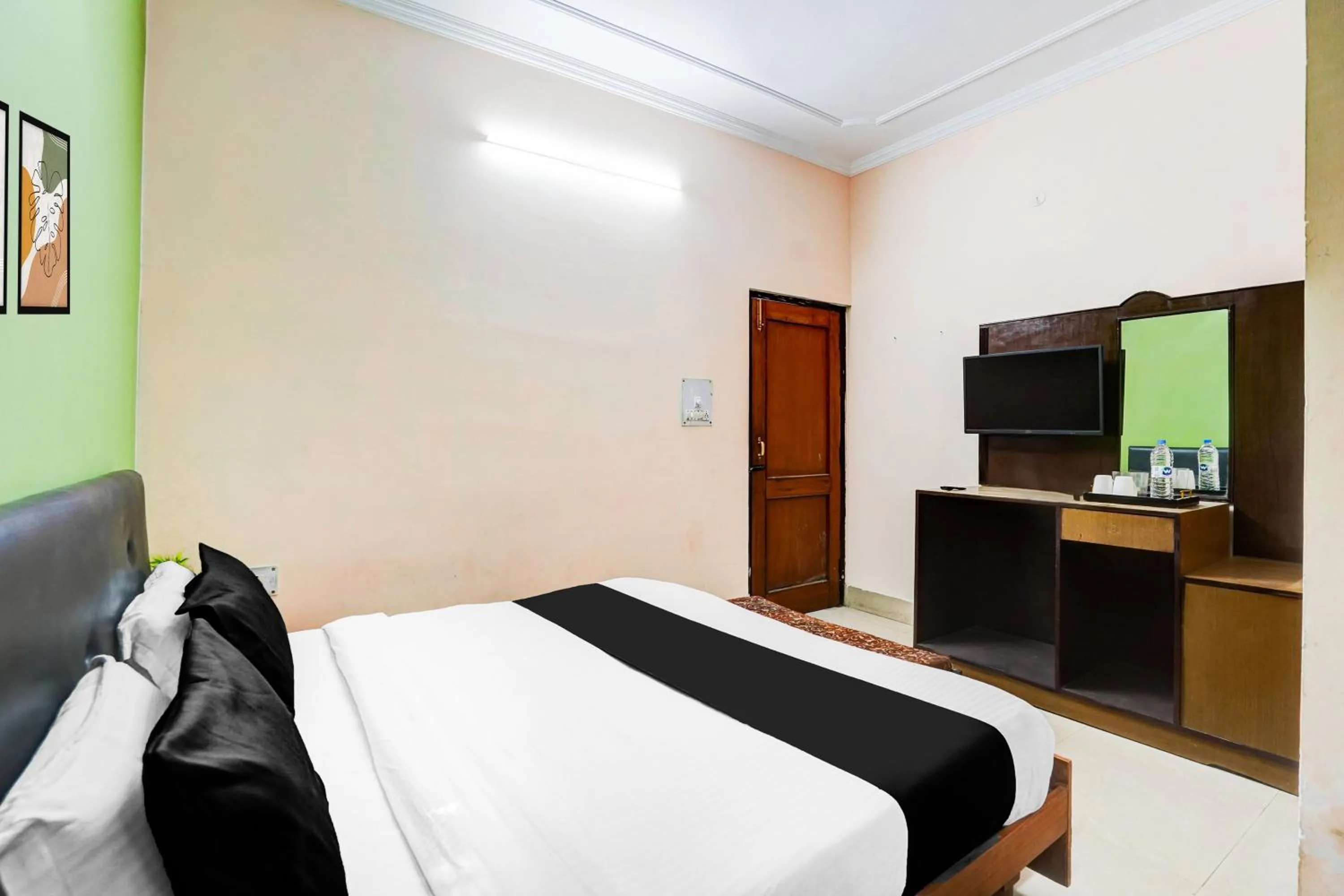 Bedroom, Bed in Super Hotel O Tyagi Road Near Prince Chowk