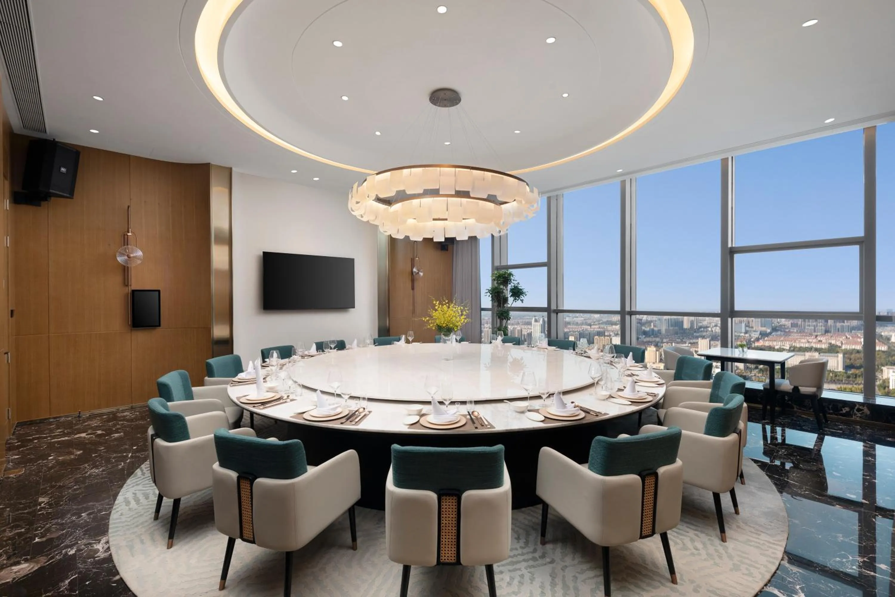 Restaurant/places to eat in Crowne Plaza Taizhou City Center by IHG