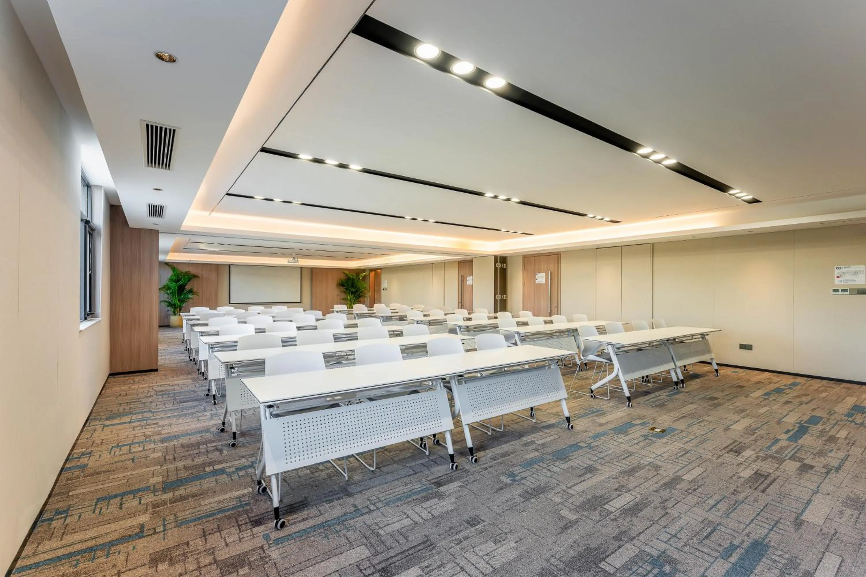 Meeting/conference room in Holiday Inn Express Luoyang Longmen by IHG