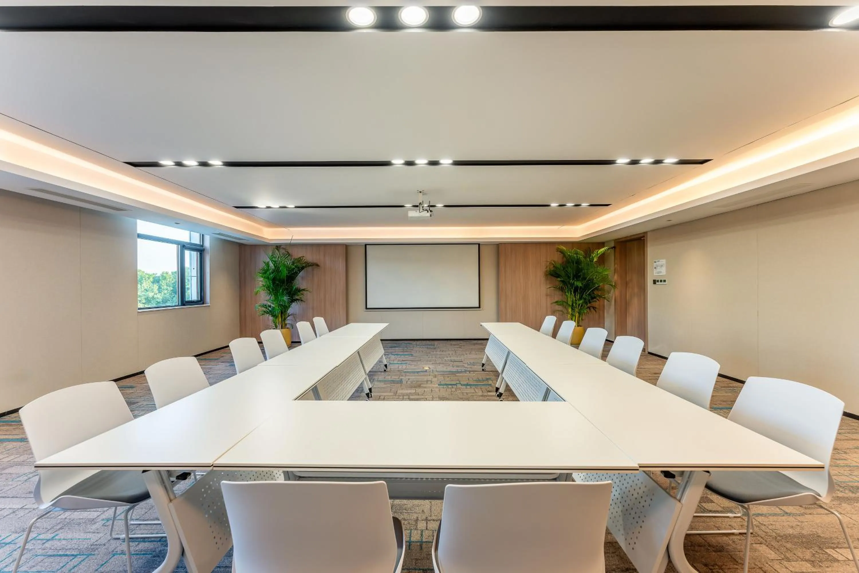 Meeting/conference room in Holiday Inn Express Luoyang Longmen by IHG