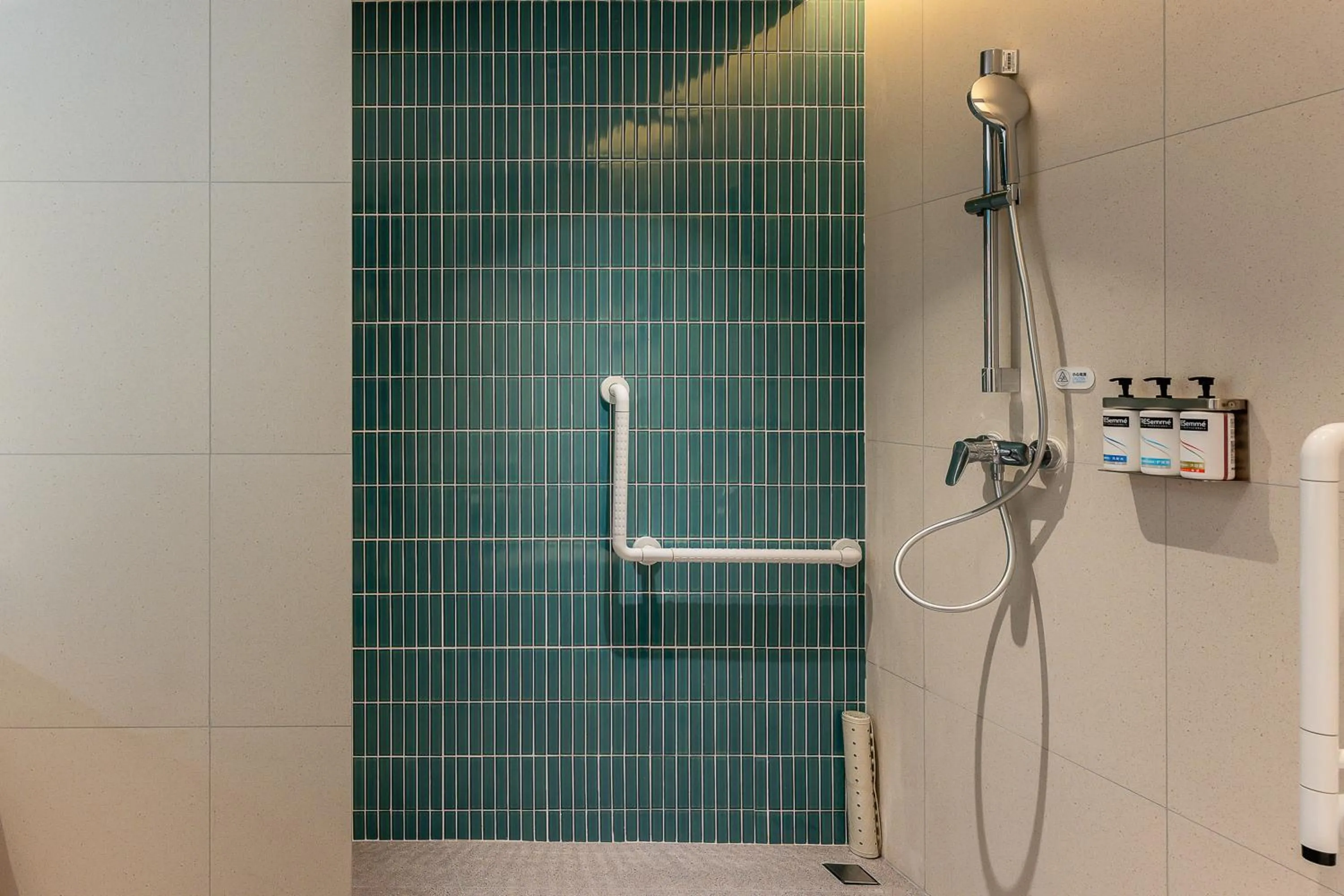 Shower in Holiday Inn Express Luoyang Longmen by IHG