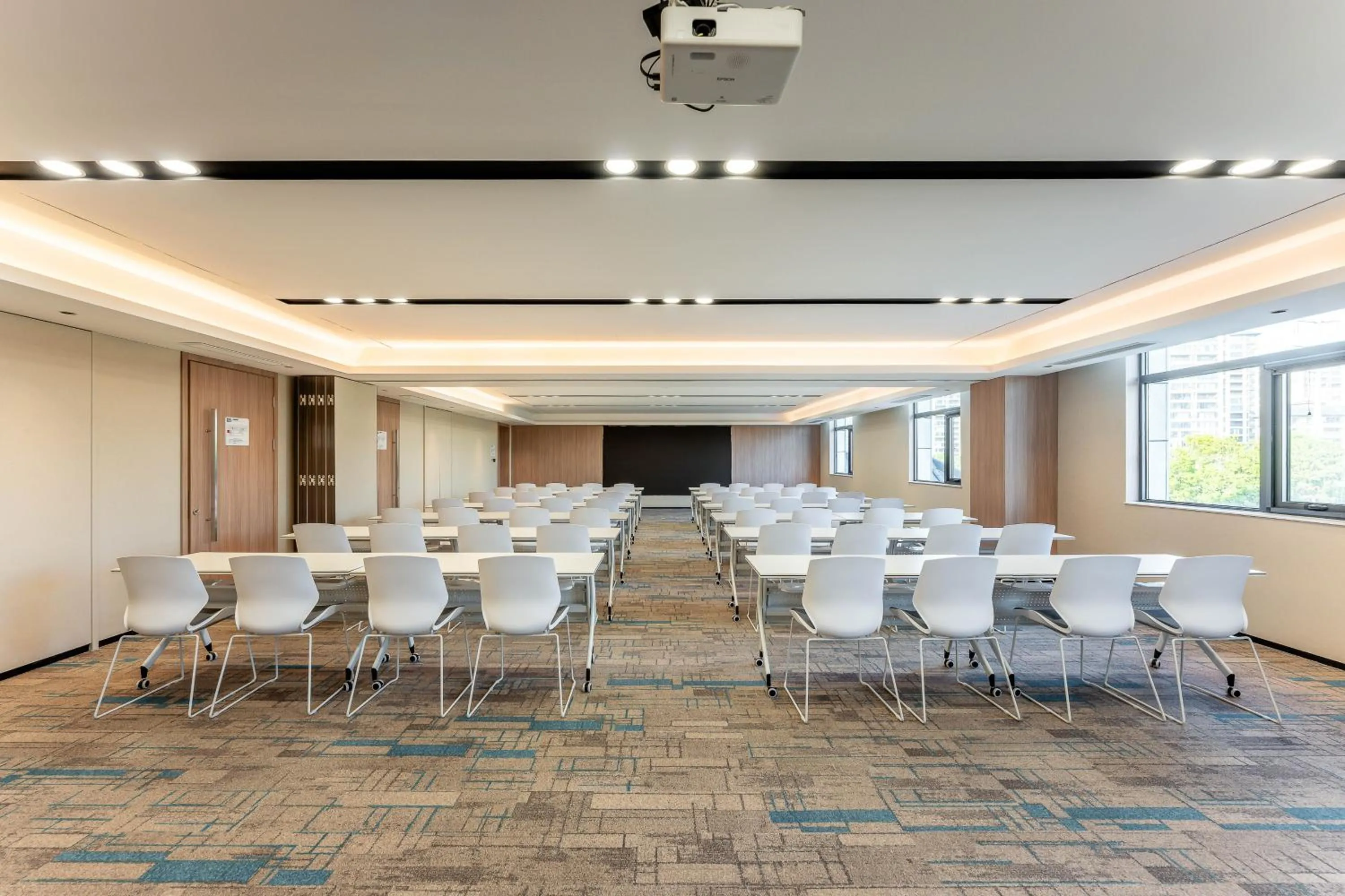 Meeting/conference room in Holiday Inn Express Luoyang Longmen by IHG