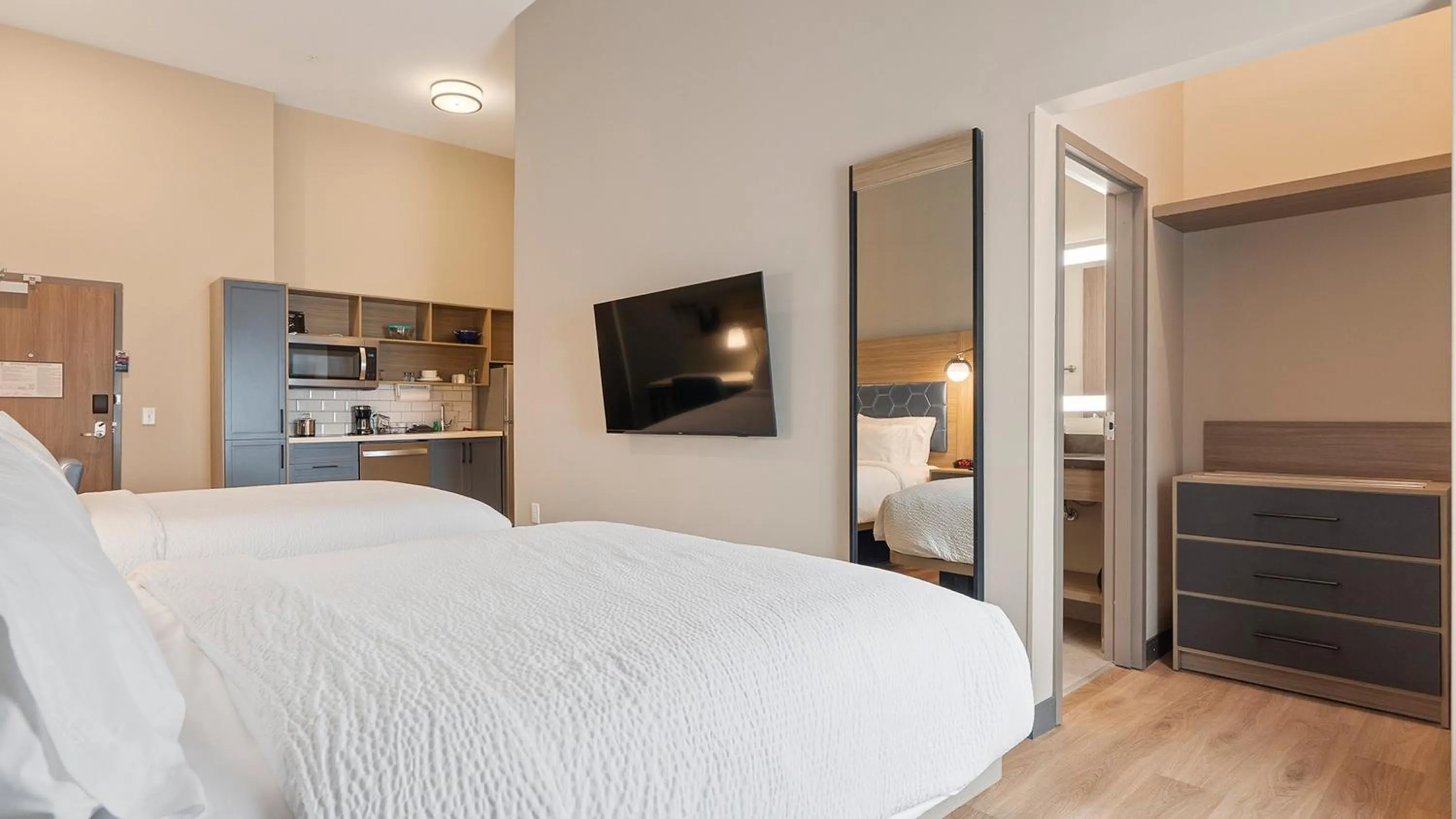 Photo of the whole room, Bed in Candlewood Suites Perry-National Fairground Area by IHG