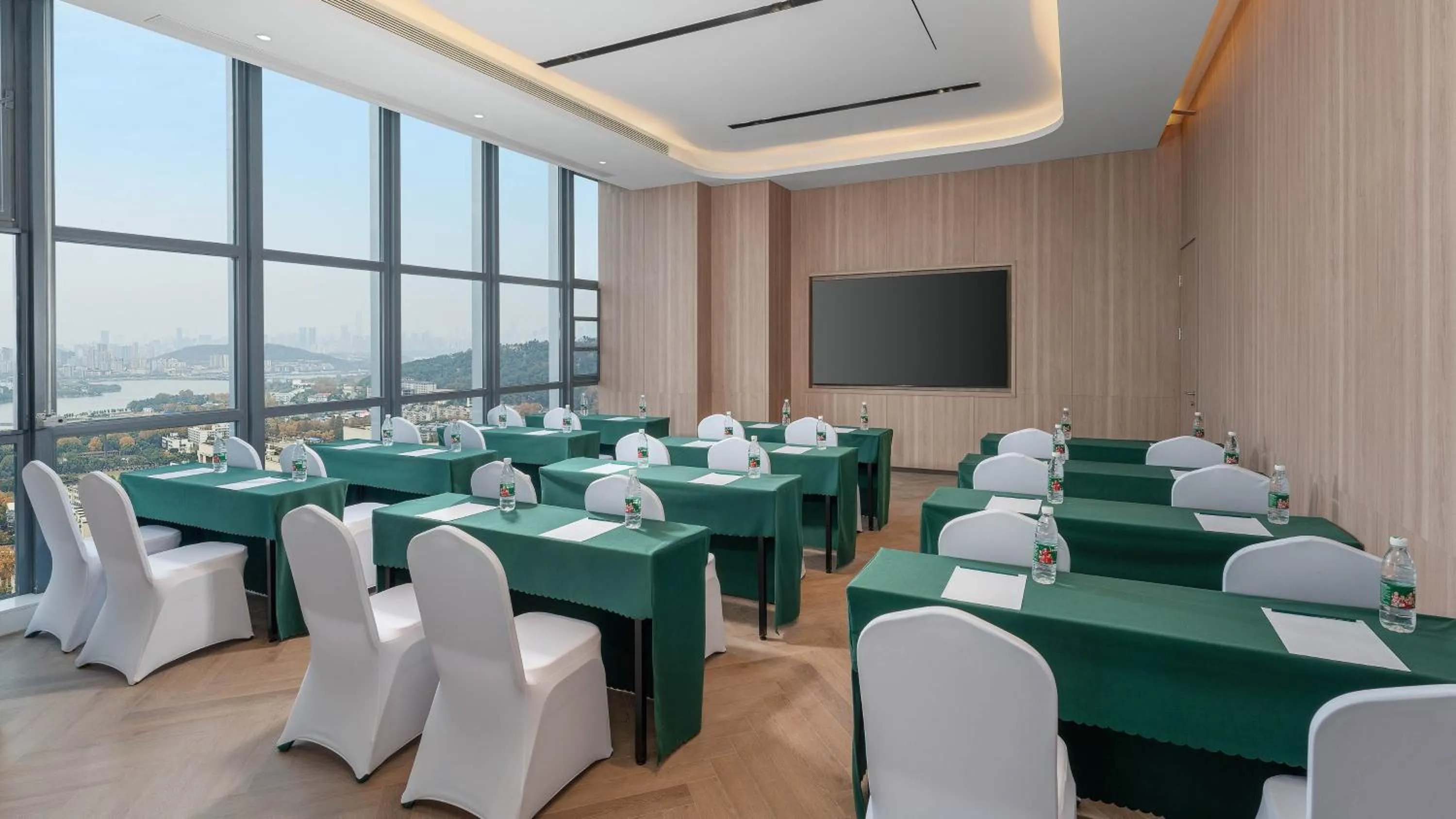 Meeting/conference room in Holiday Inn Express Wuhan East Lake by IHG