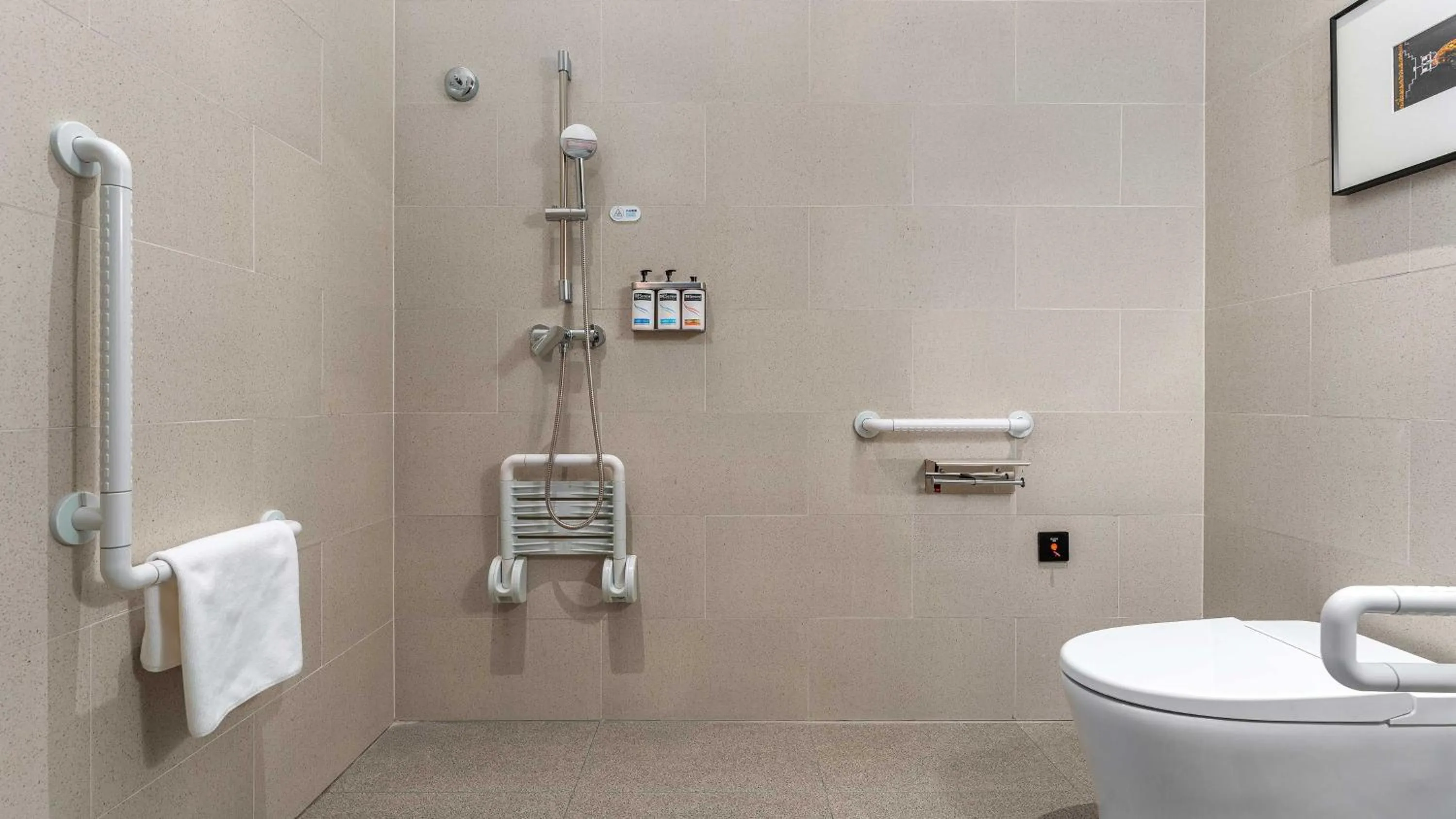 Photo of the whole room in Holiday Inn Express Wuhan East Lake by IHG