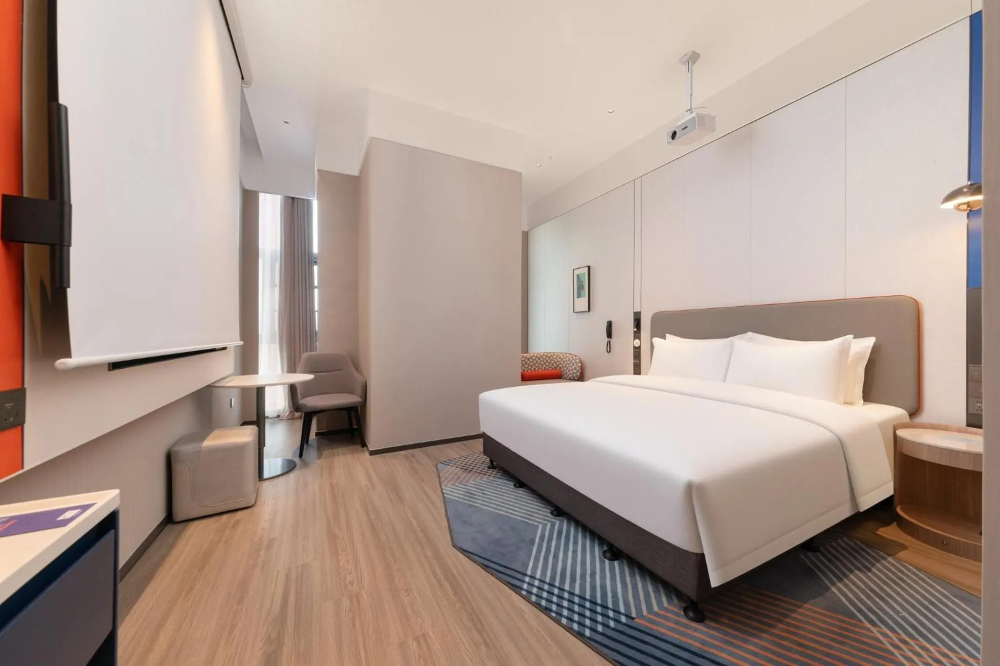Photo of the whole room, Bed in Holiday Inn Express Wuhan East Lake by IHG